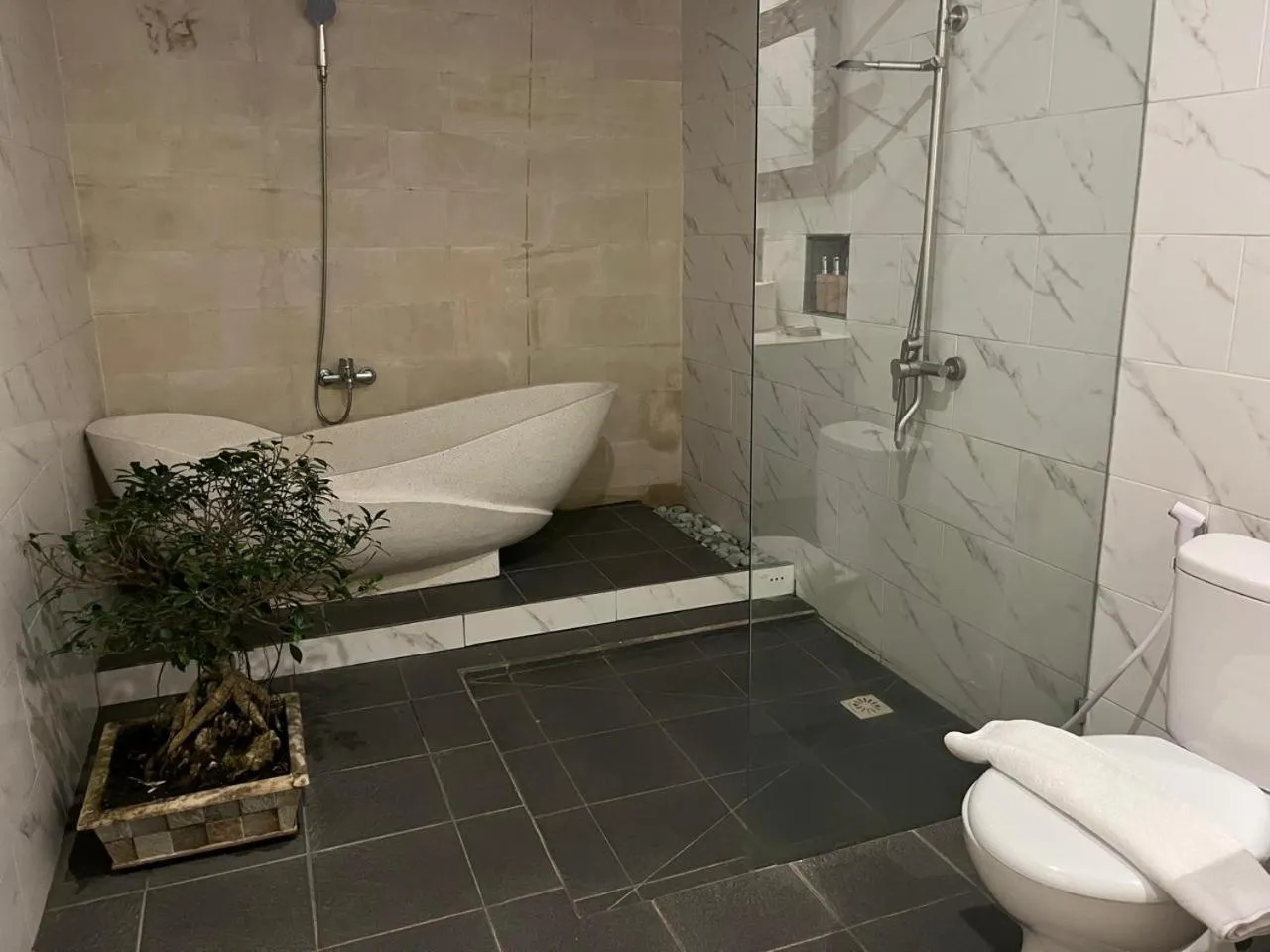 Bathroom in Kelingking Paradise Suites Villa