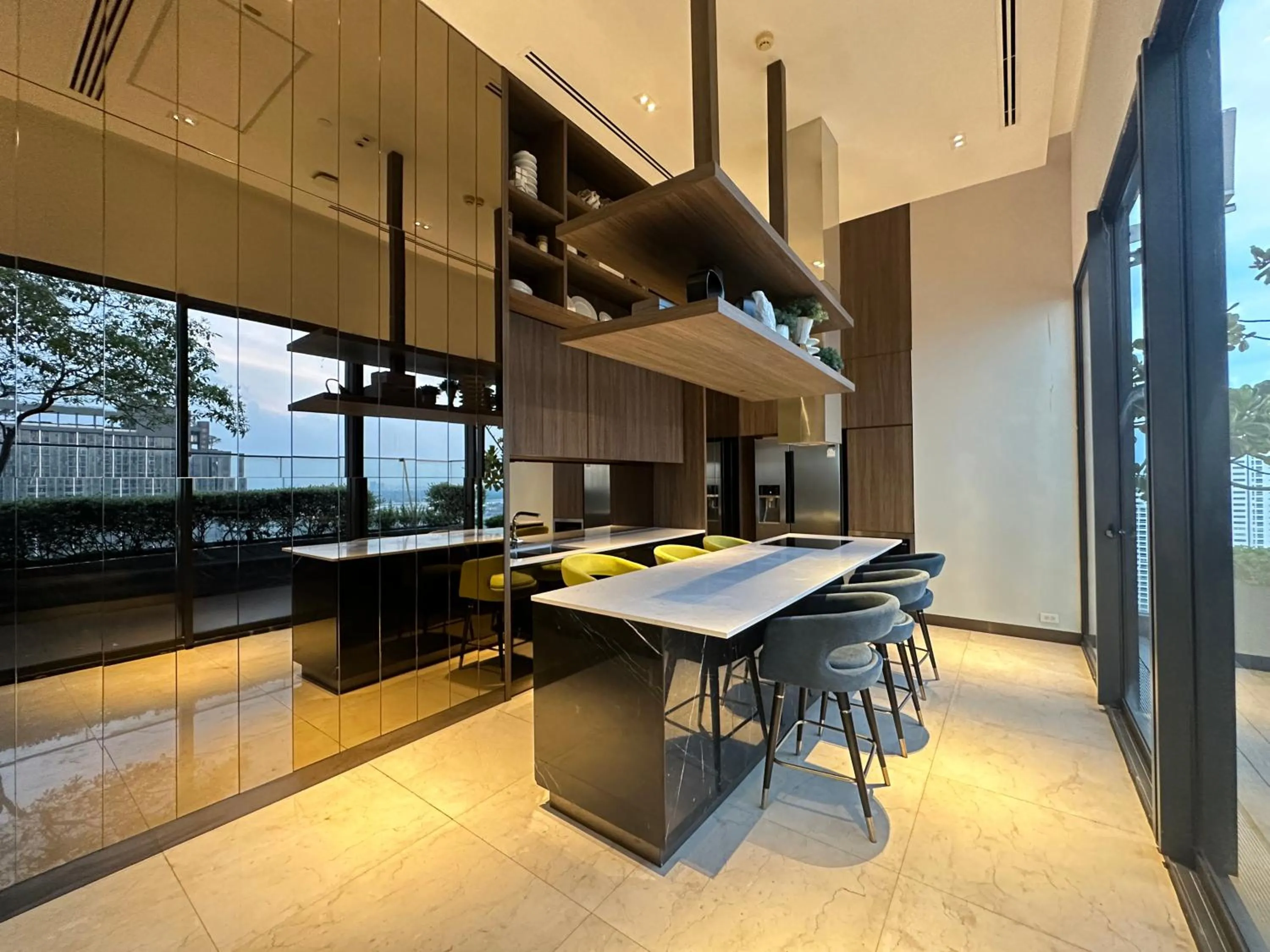 Property building in Siamese Exclusive Queens