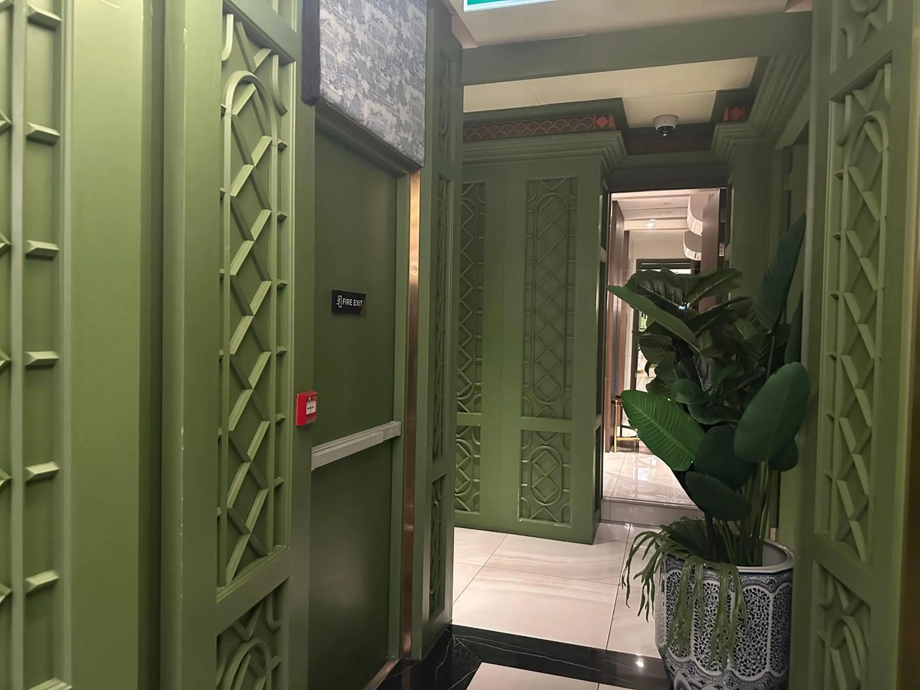 Property building in Siamese Exclusive Queens