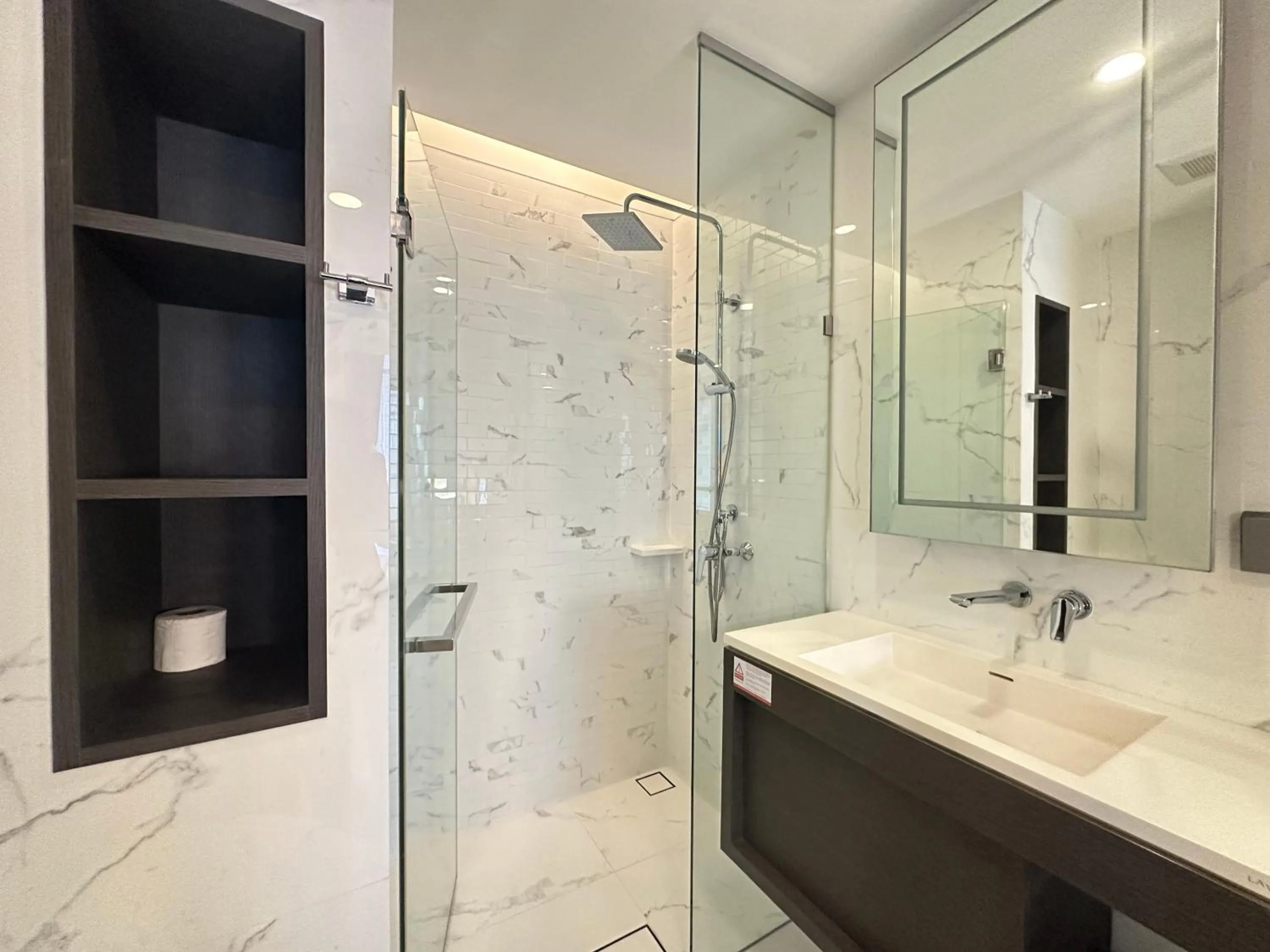 Shower in Siamese Exclusive Queens