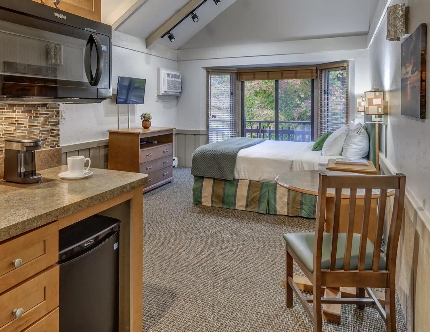 Kitchen or kitchenette, Bed in Crystal Mountain
