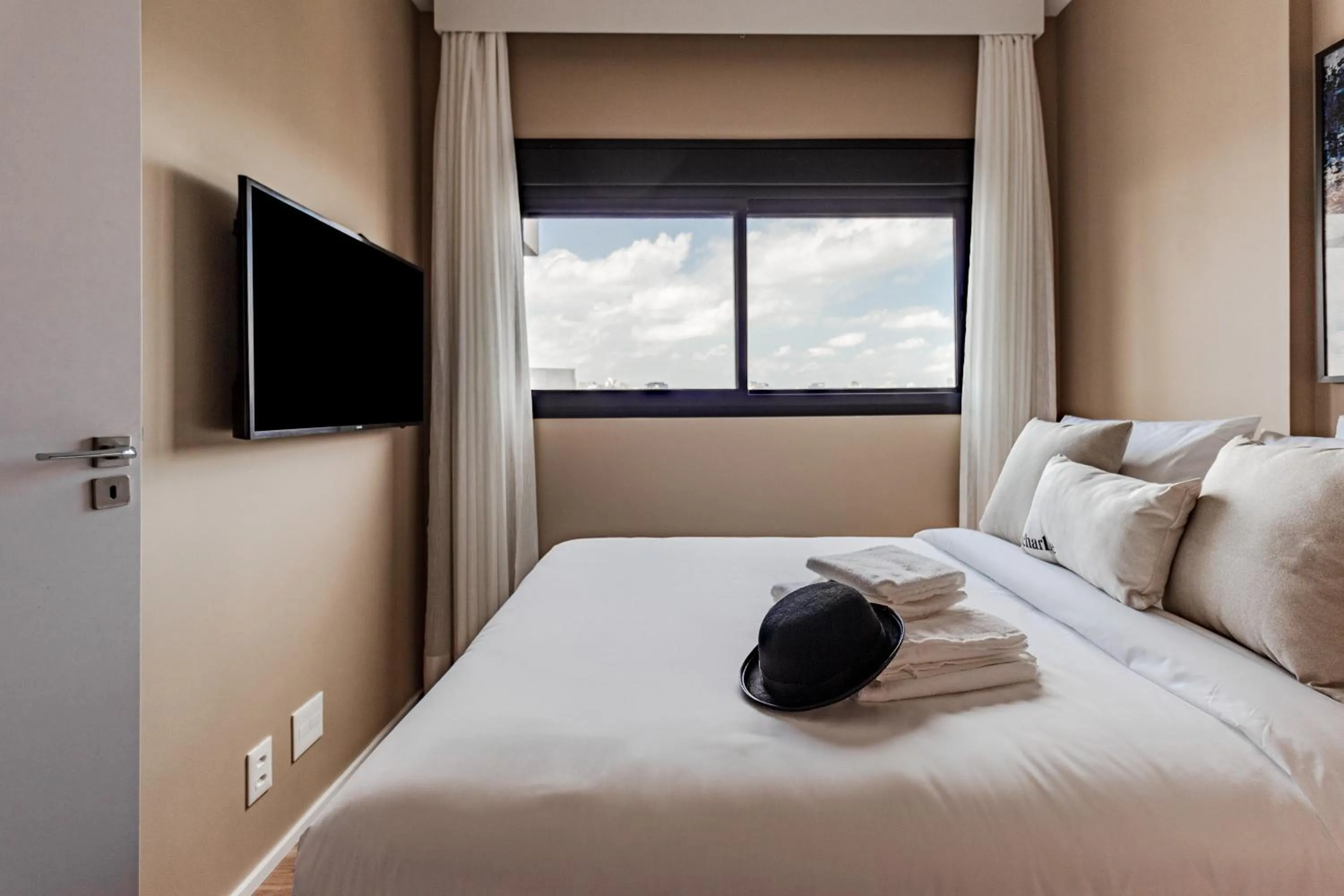 Bed in Charlie Window Moema