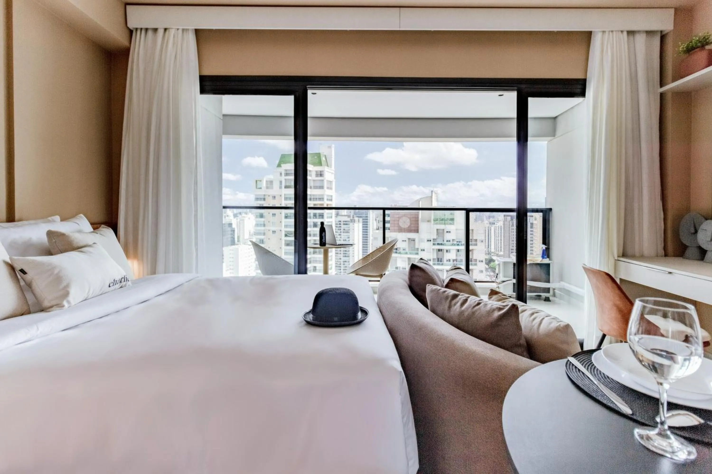 Bed in Charlie Window Moema