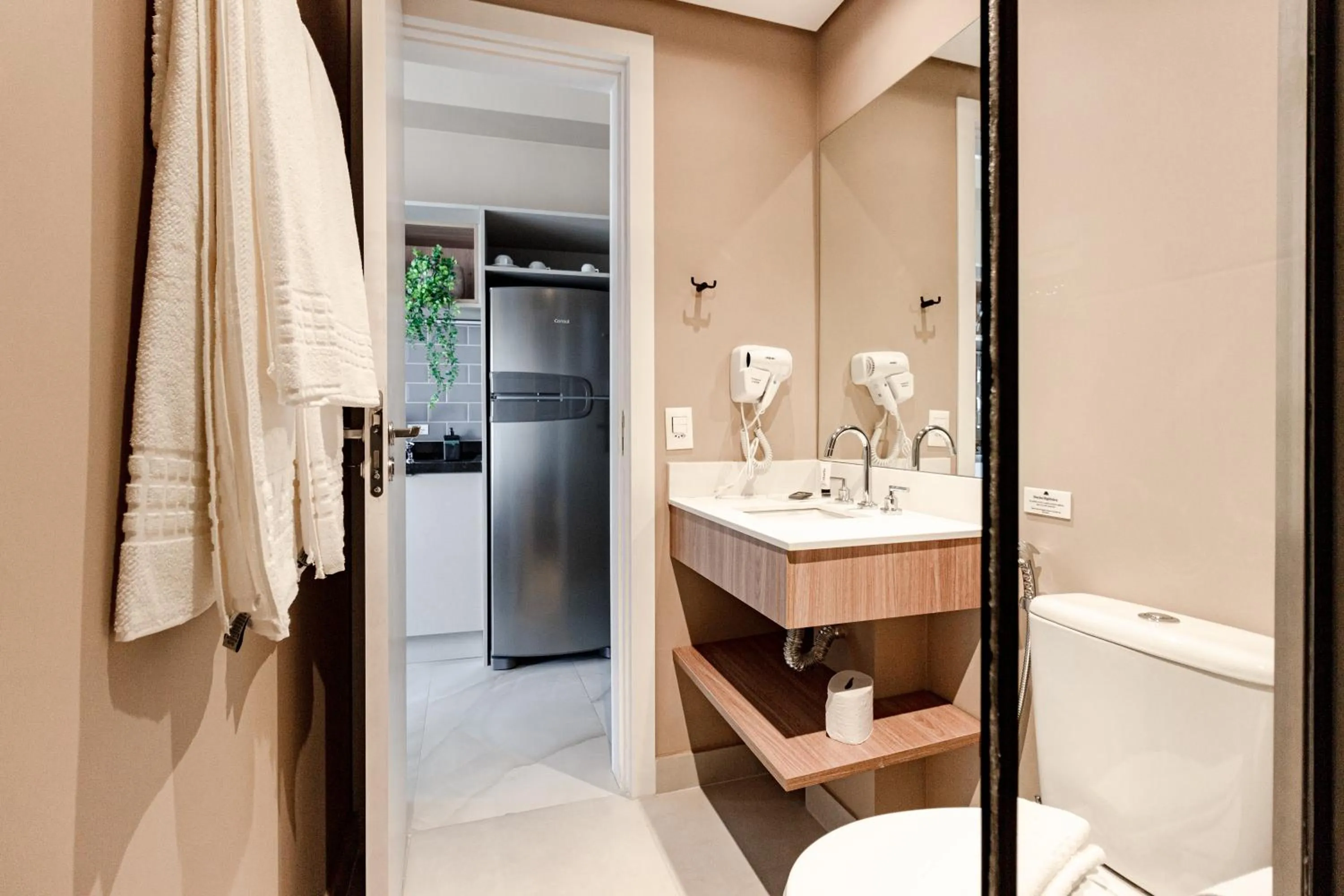 Shower in Charlie Window Moema