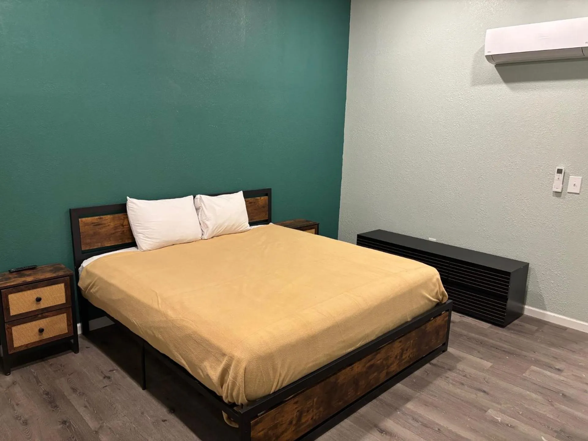 Bedroom in Four Seasons Lodging