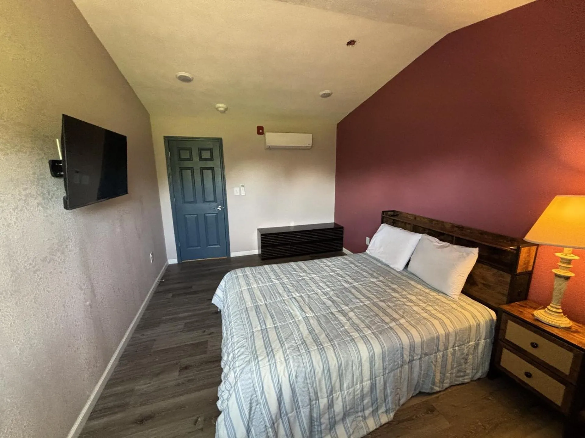 Bed in Four Seasons Lodging