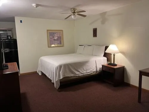 Bed in Four Seasons Lodging