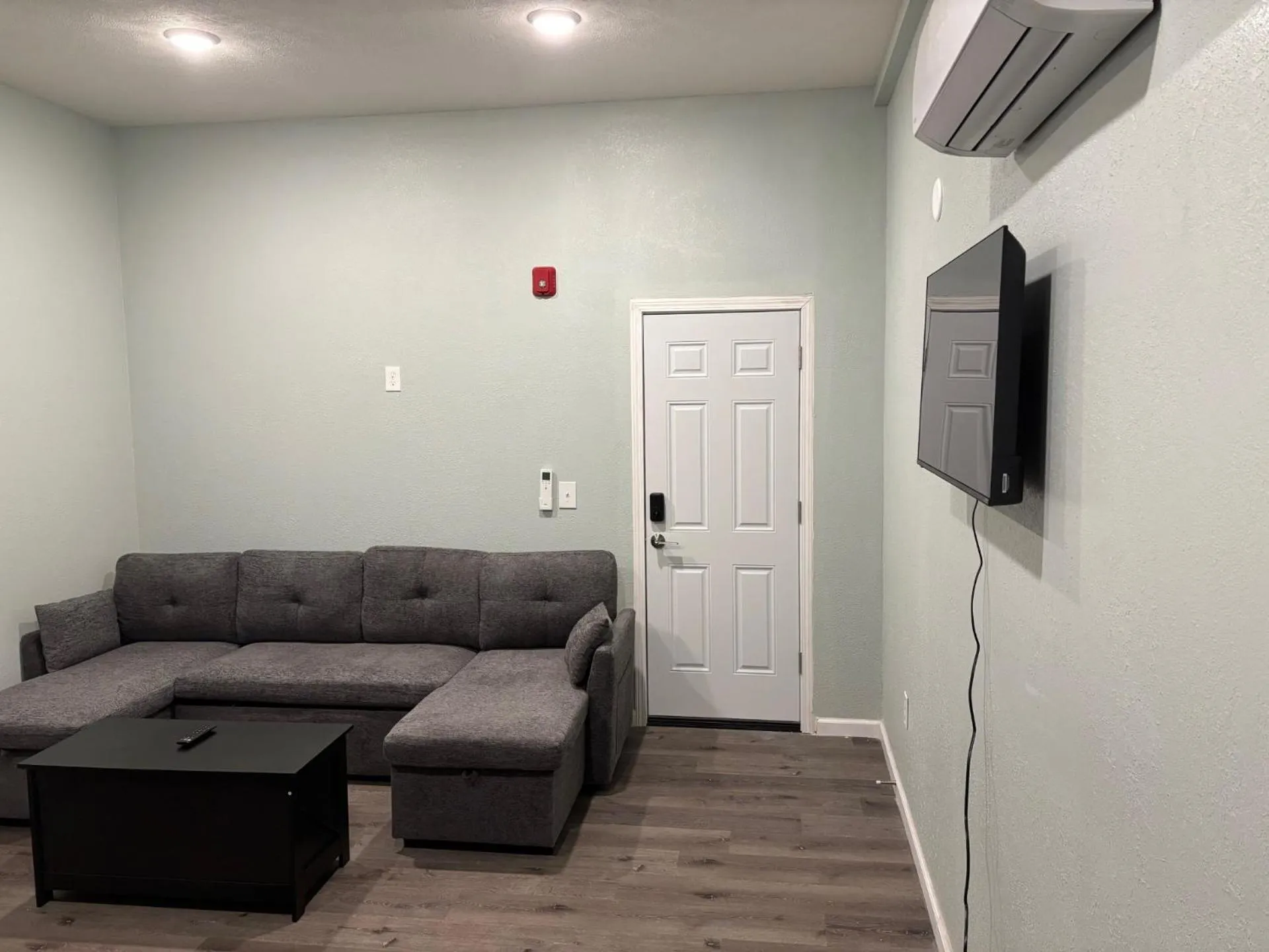 Living room in Four Seasons Lodging