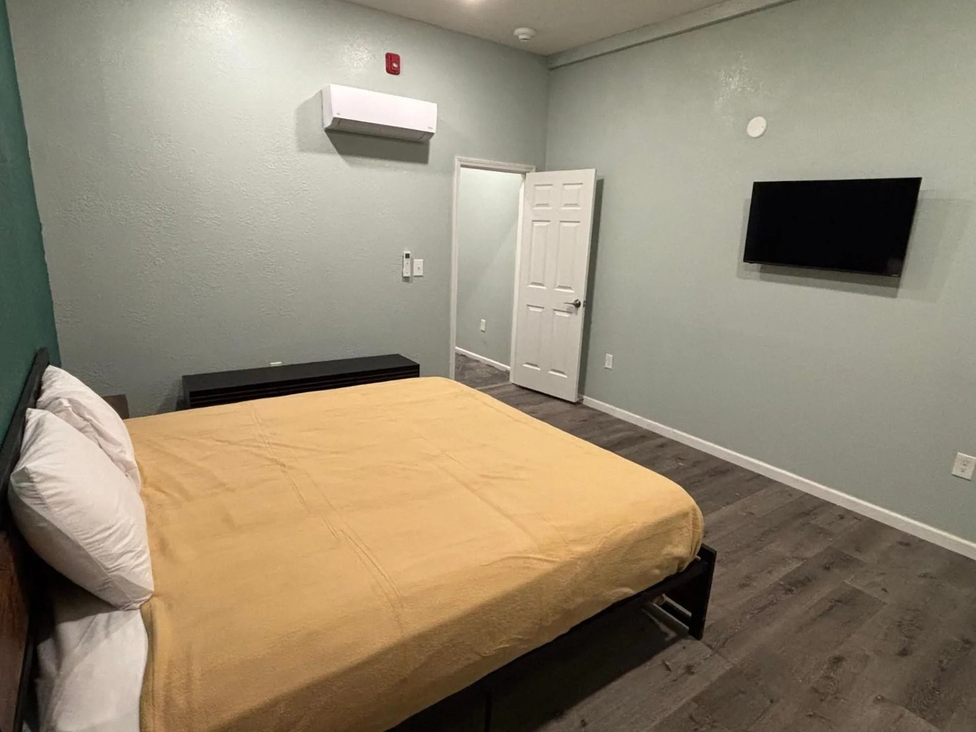 Bed in Four Seasons Lodging