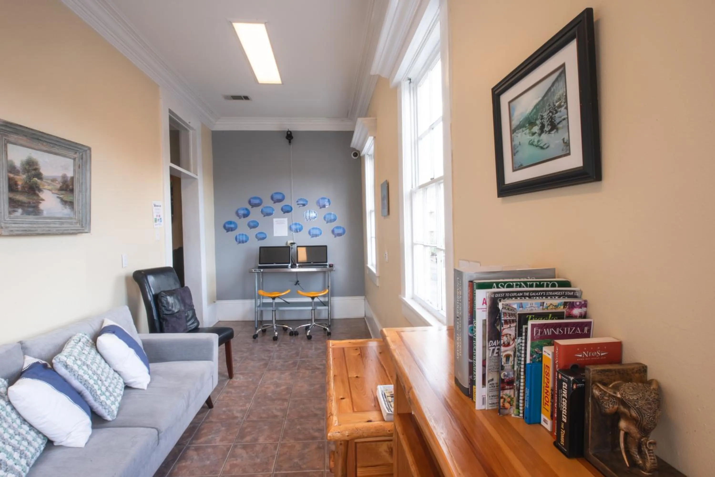 Communal lounge/ TV room in HOSTEL Auberge NOLA