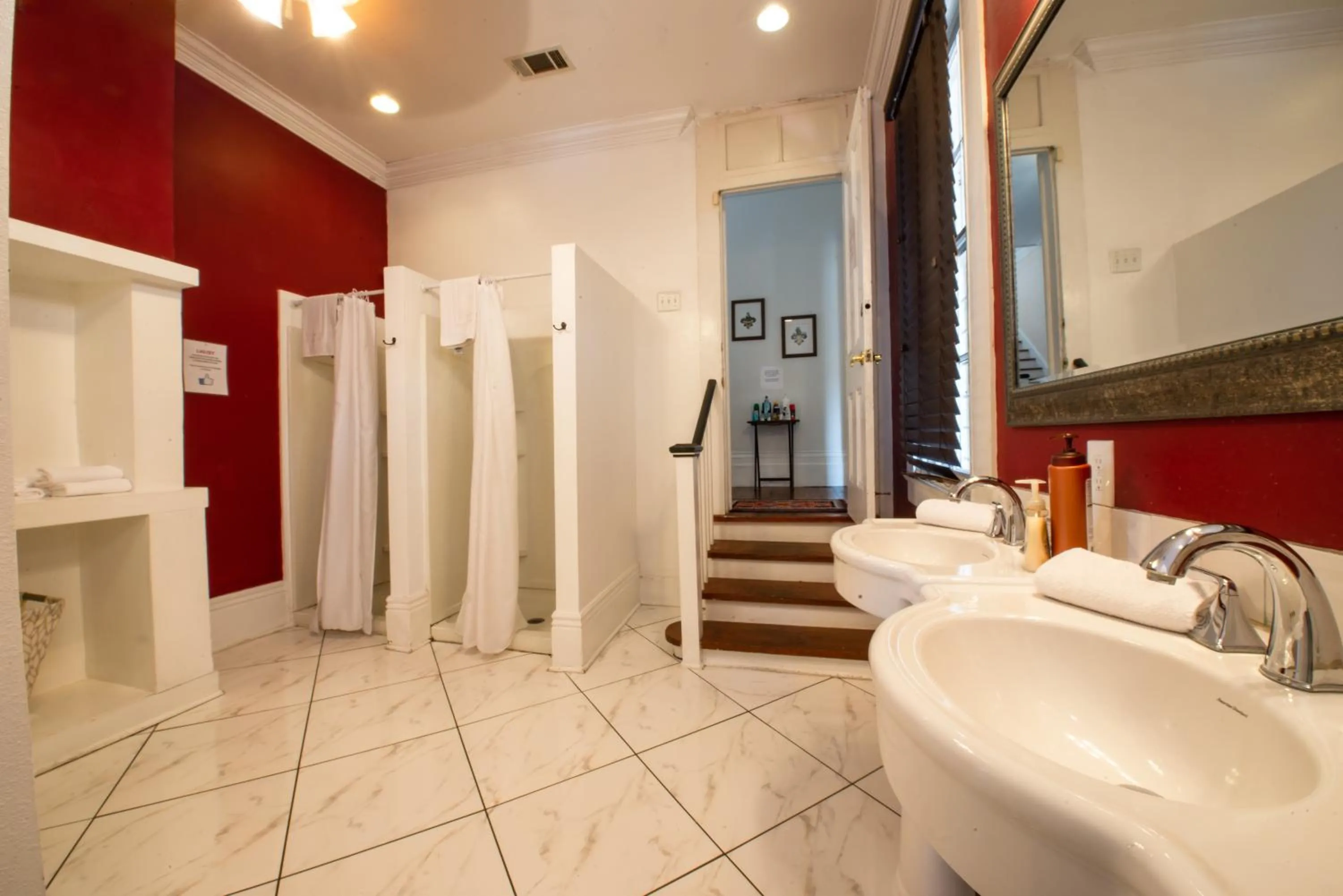 Shower in HOSTEL Auberge NOLA