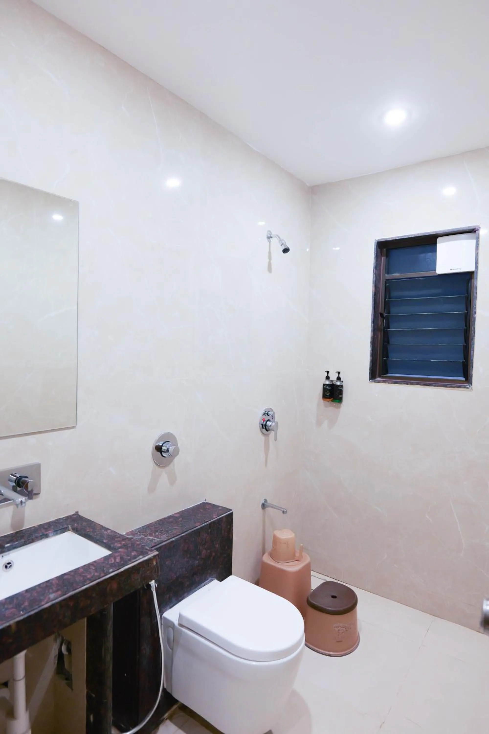 Bathroom in Hotel Laxmibai Palace- Only 300 miter from Sai Baba Temple!!!!