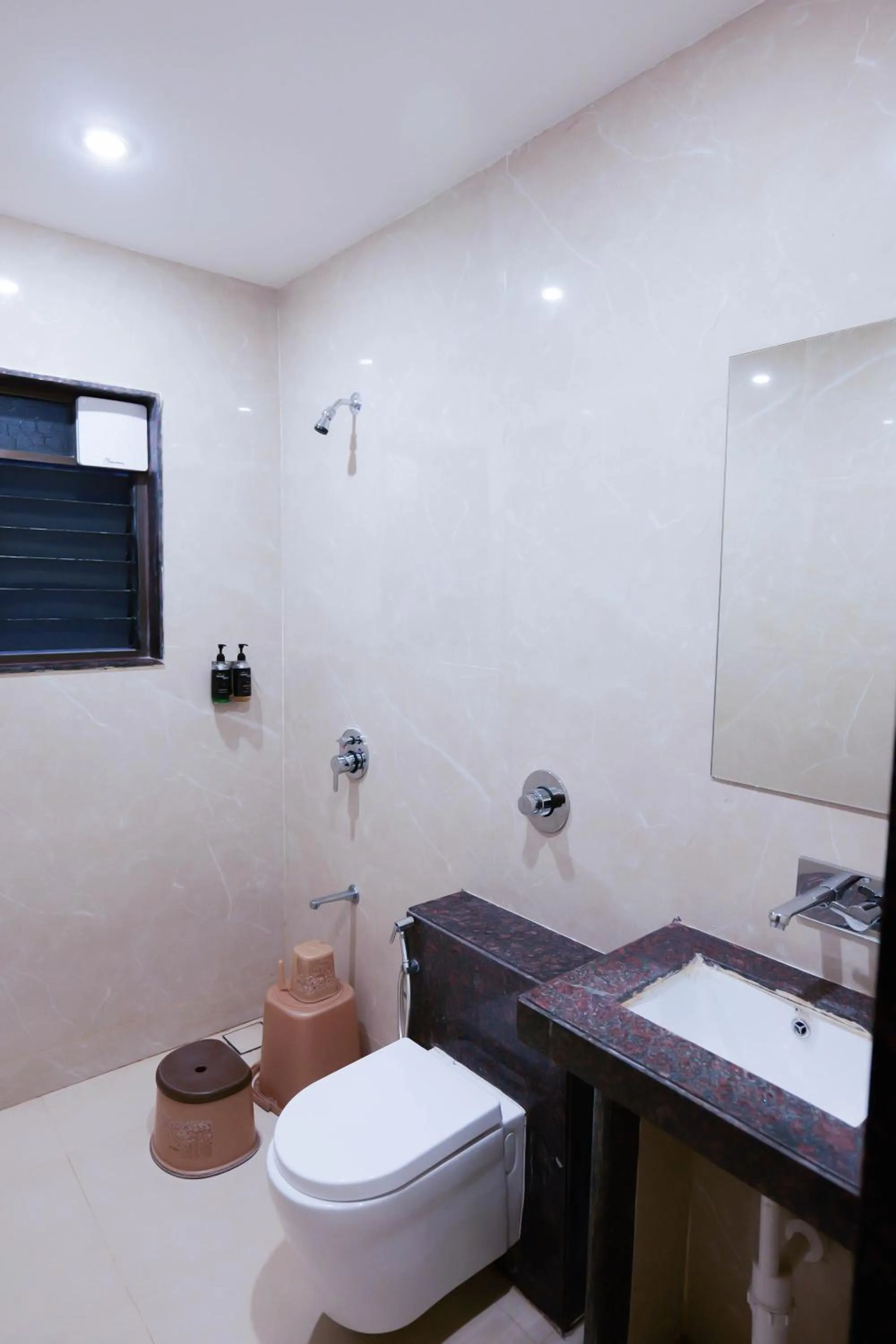 Bathroom in Hotel Laxmibai Palace- Only 300 miter from Sai Baba Temple!!!!