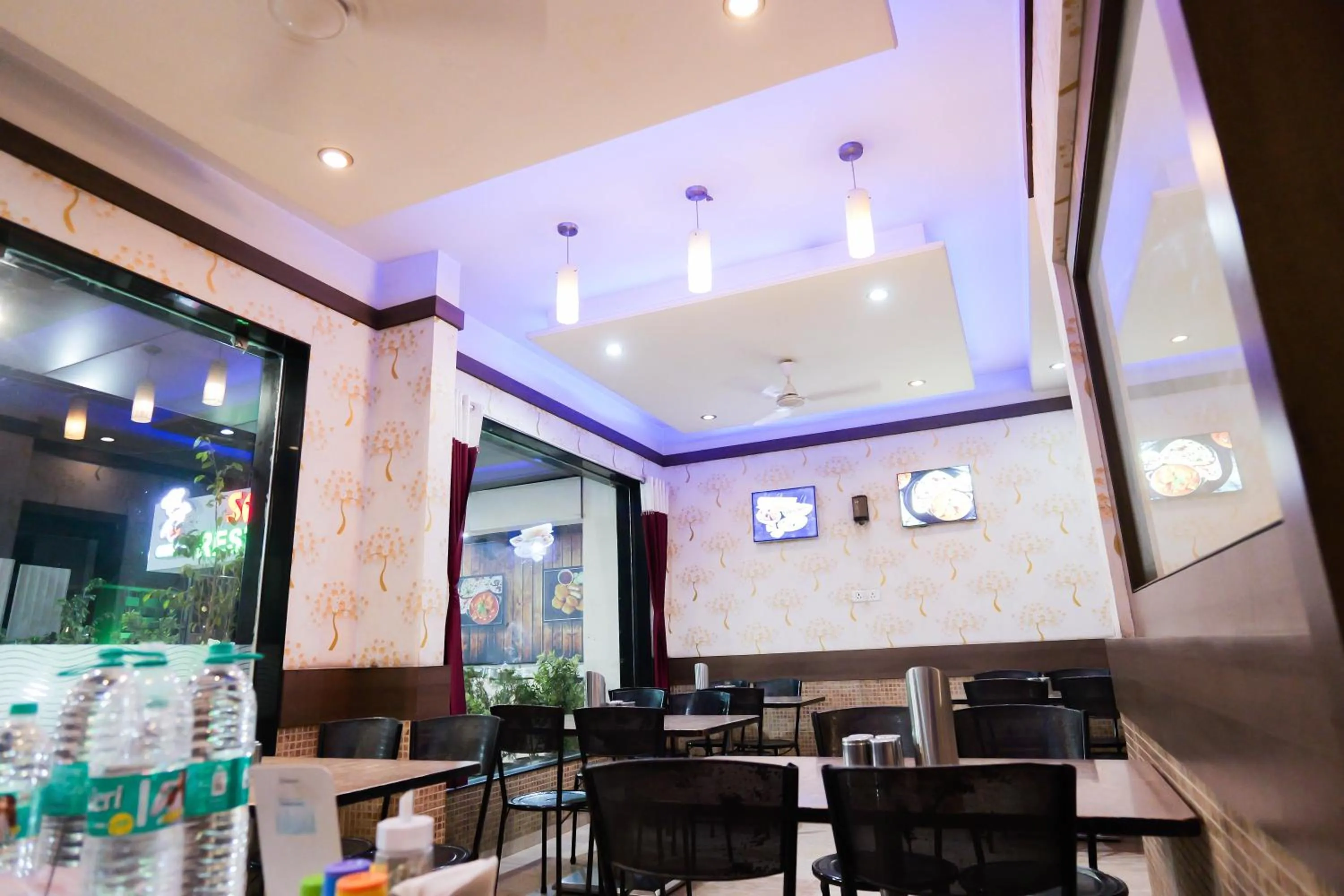 Restaurant/places to eat in Hotel Laxmibai Palace- Only 300 miter from Sai Baba Temple!!!!