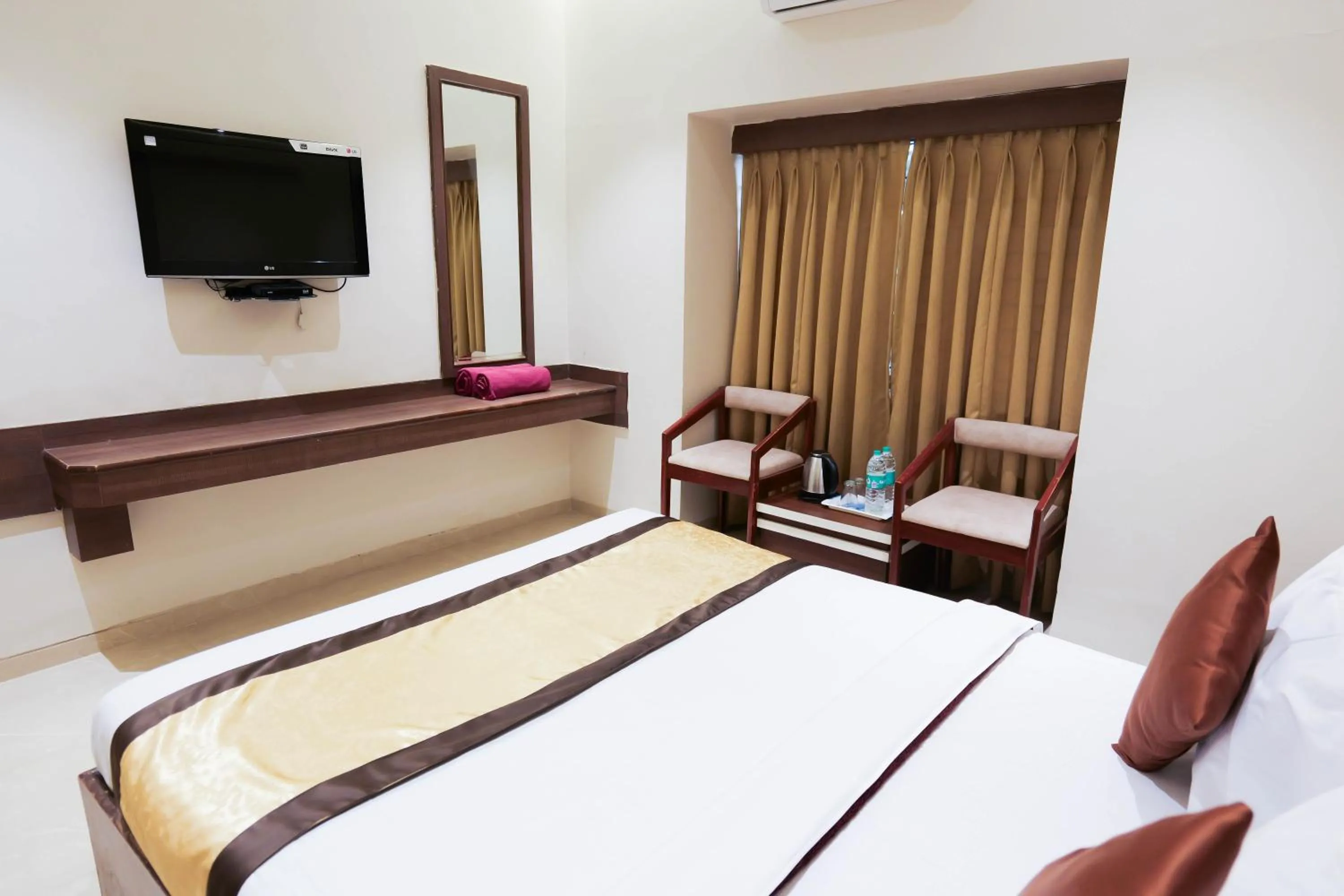 Bed in Hotel Laxmibai Palace- Only 300 miter from Sai Baba Temple!!!!