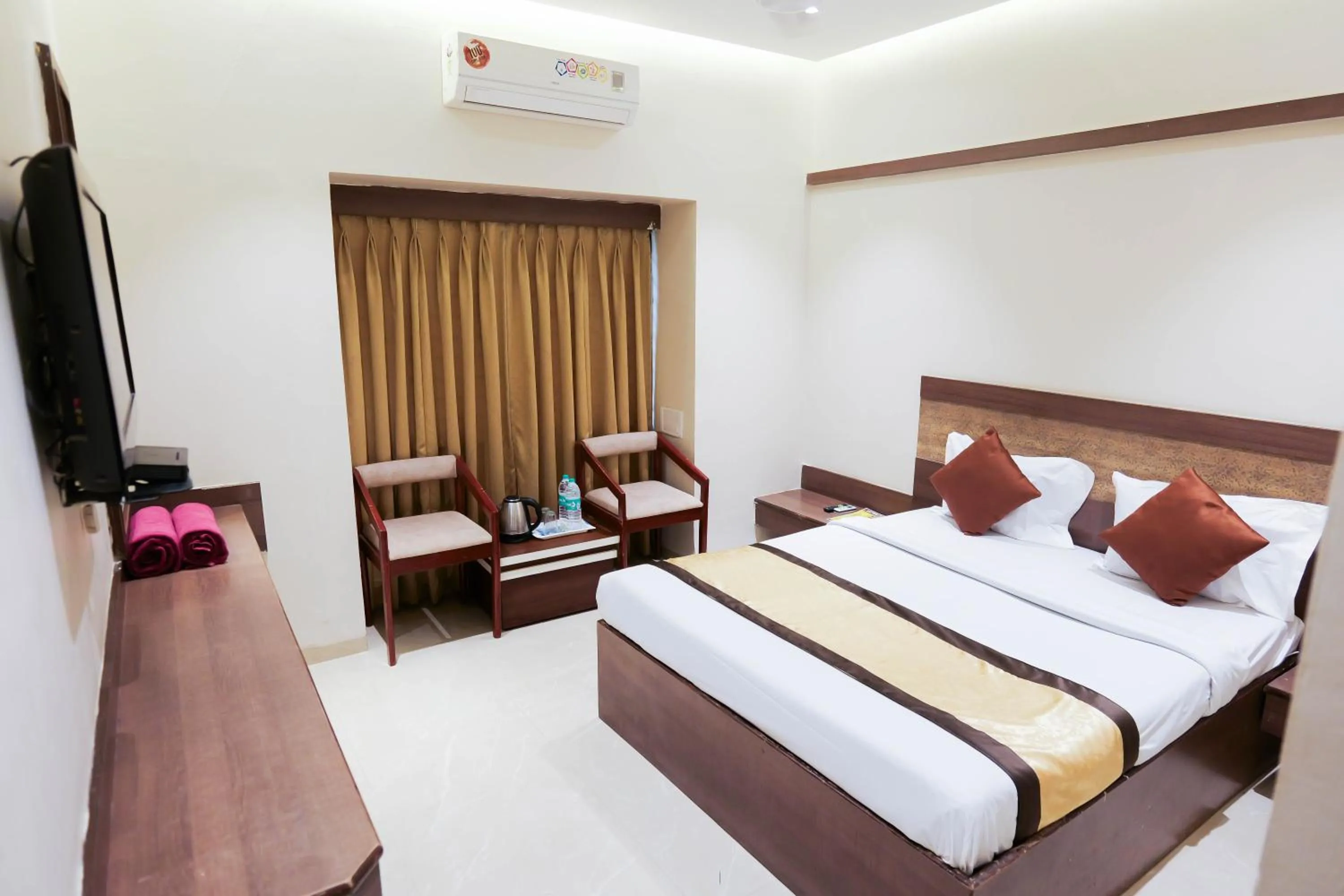 Bed in Hotel Laxmibai Palace- Only 300 miter from Sai Baba Temple!!!!