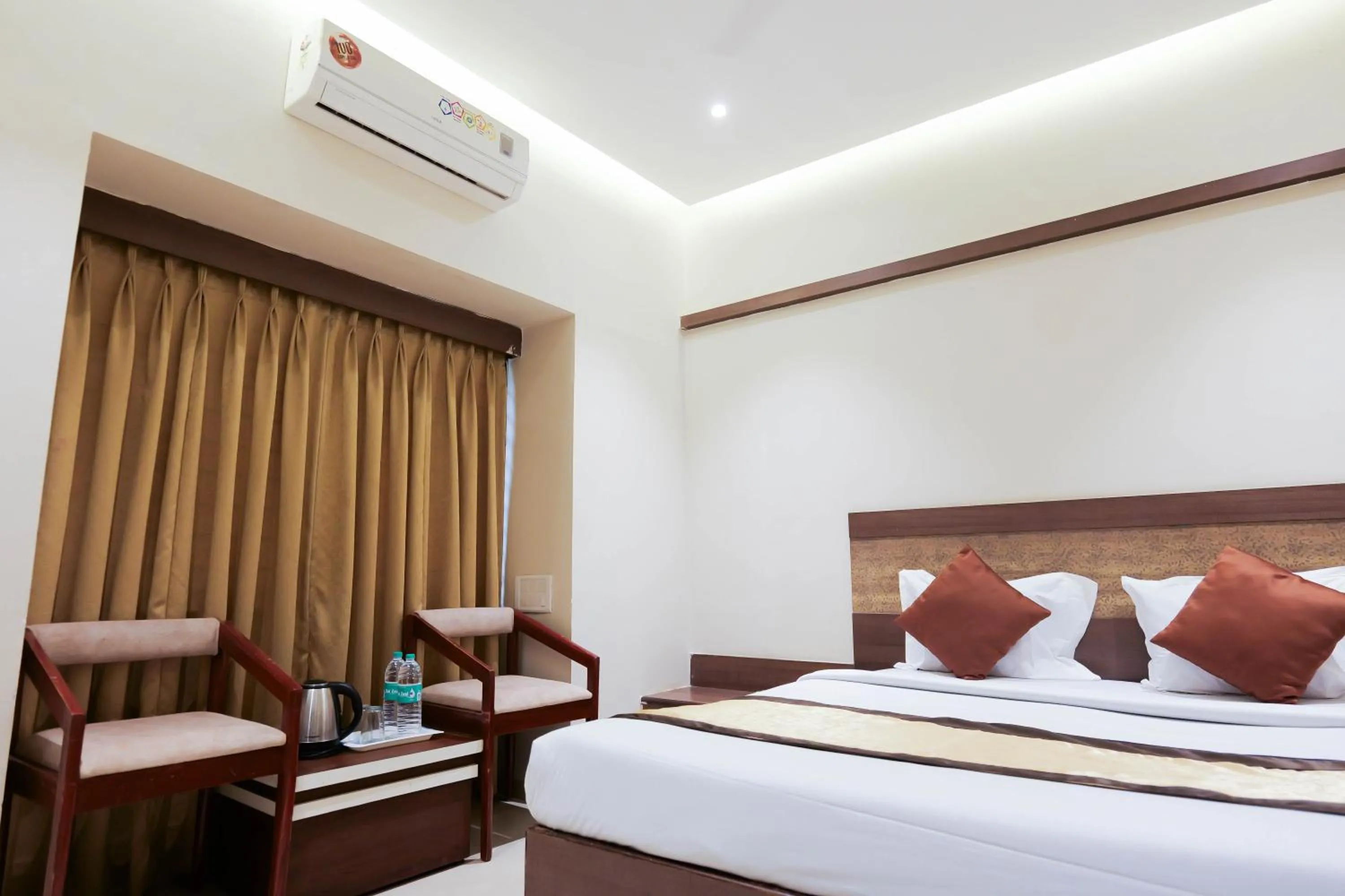 Bed in Hotel Laxmibai Palace- Only 300 miter from Sai Baba Temple!!!!