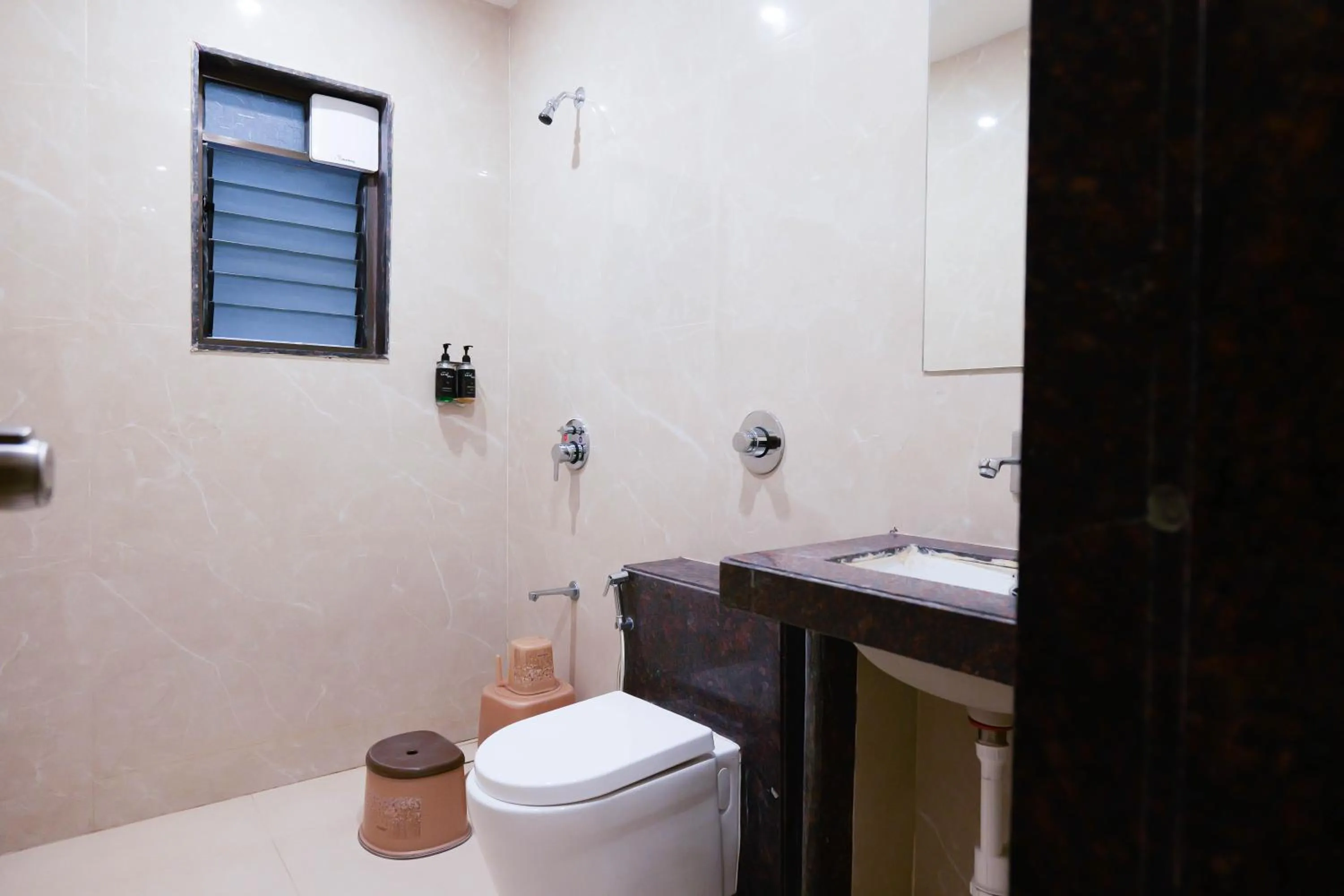 Bathroom in Hotel Laxmibai Palace- Only 300 miter from Sai Baba Temple!!!!