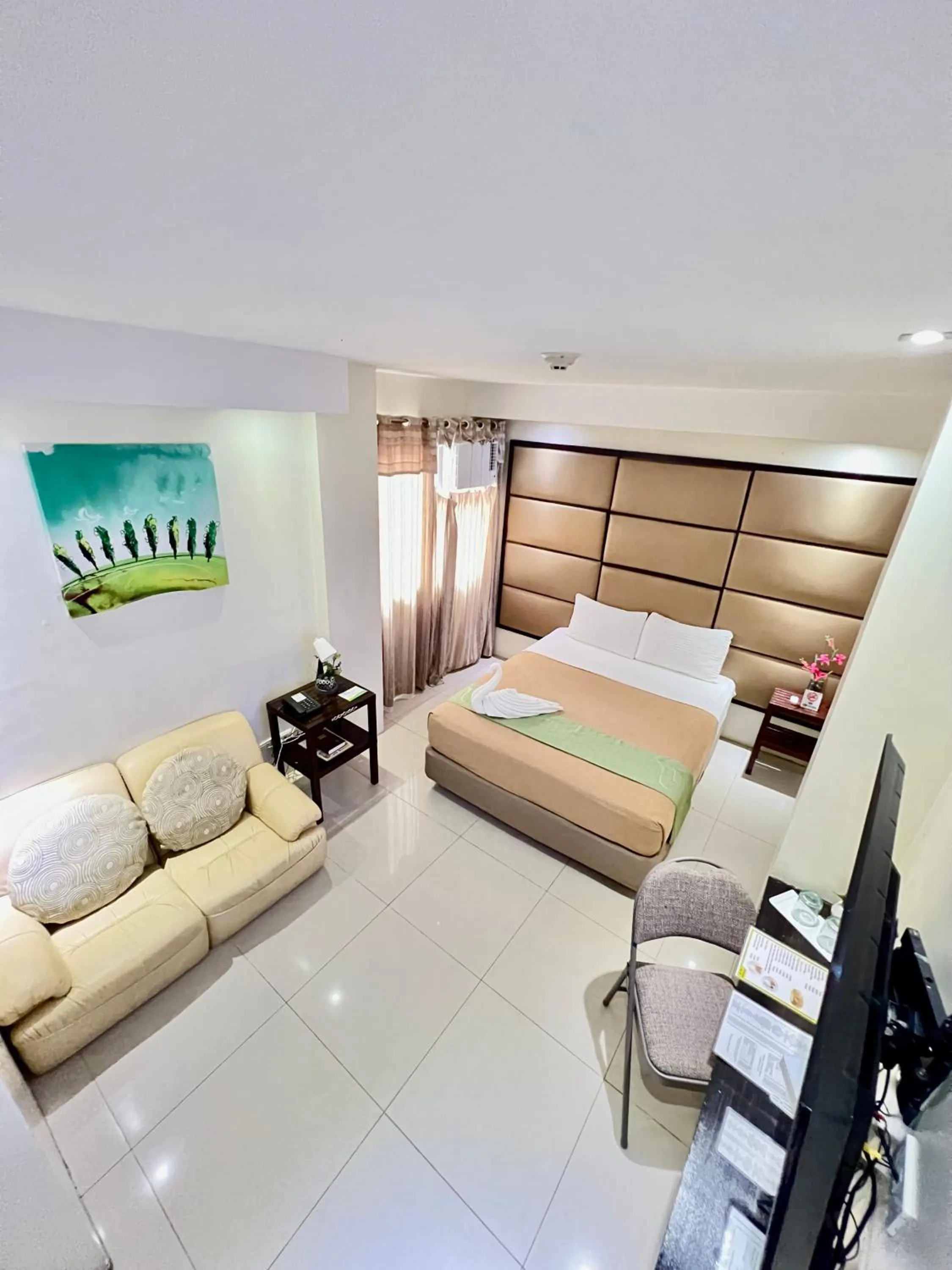 Bedroom in Canberry Hotel