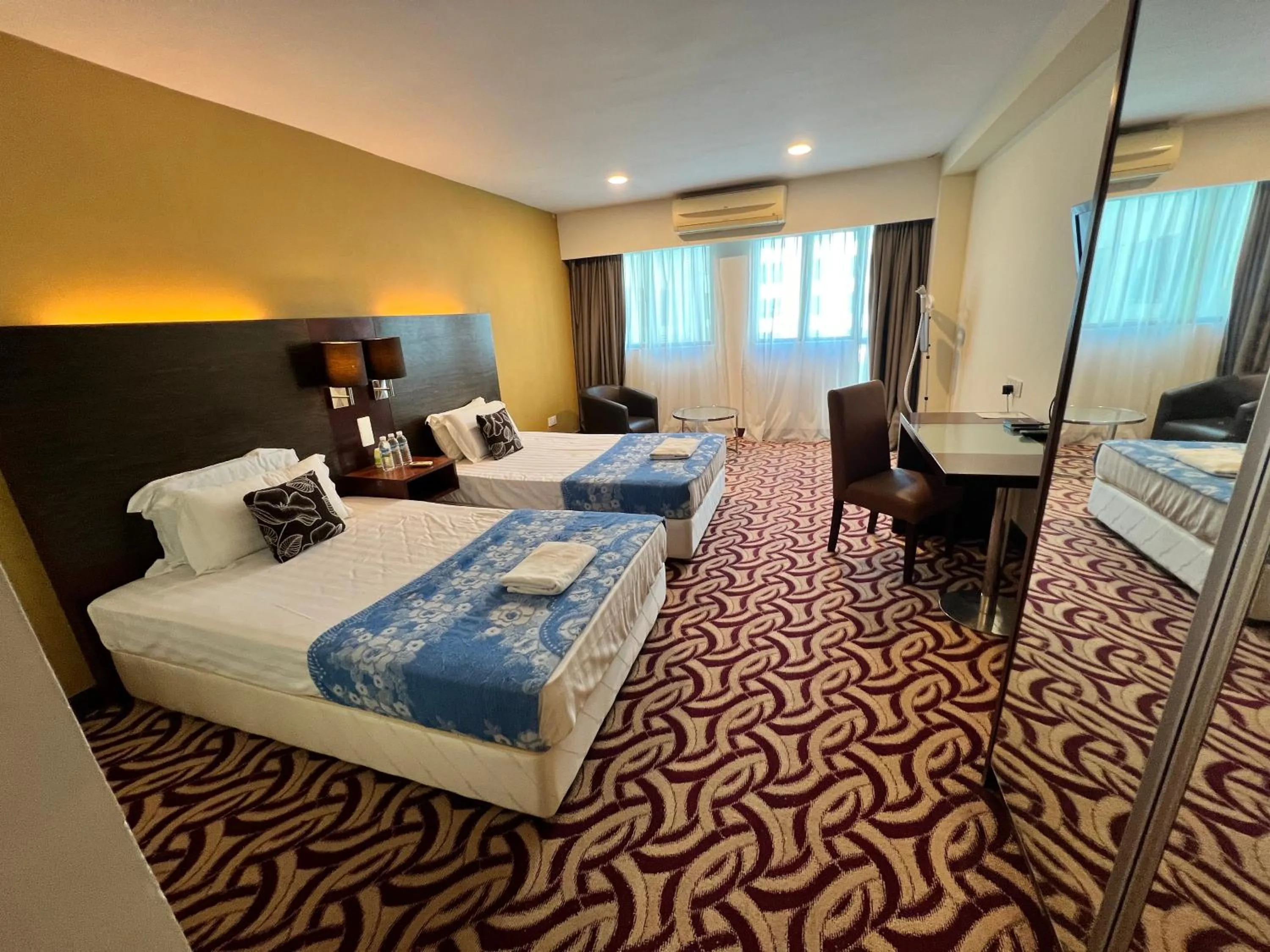 Twin Room with Pool View in Faina Homestay SCSP Ming Resident