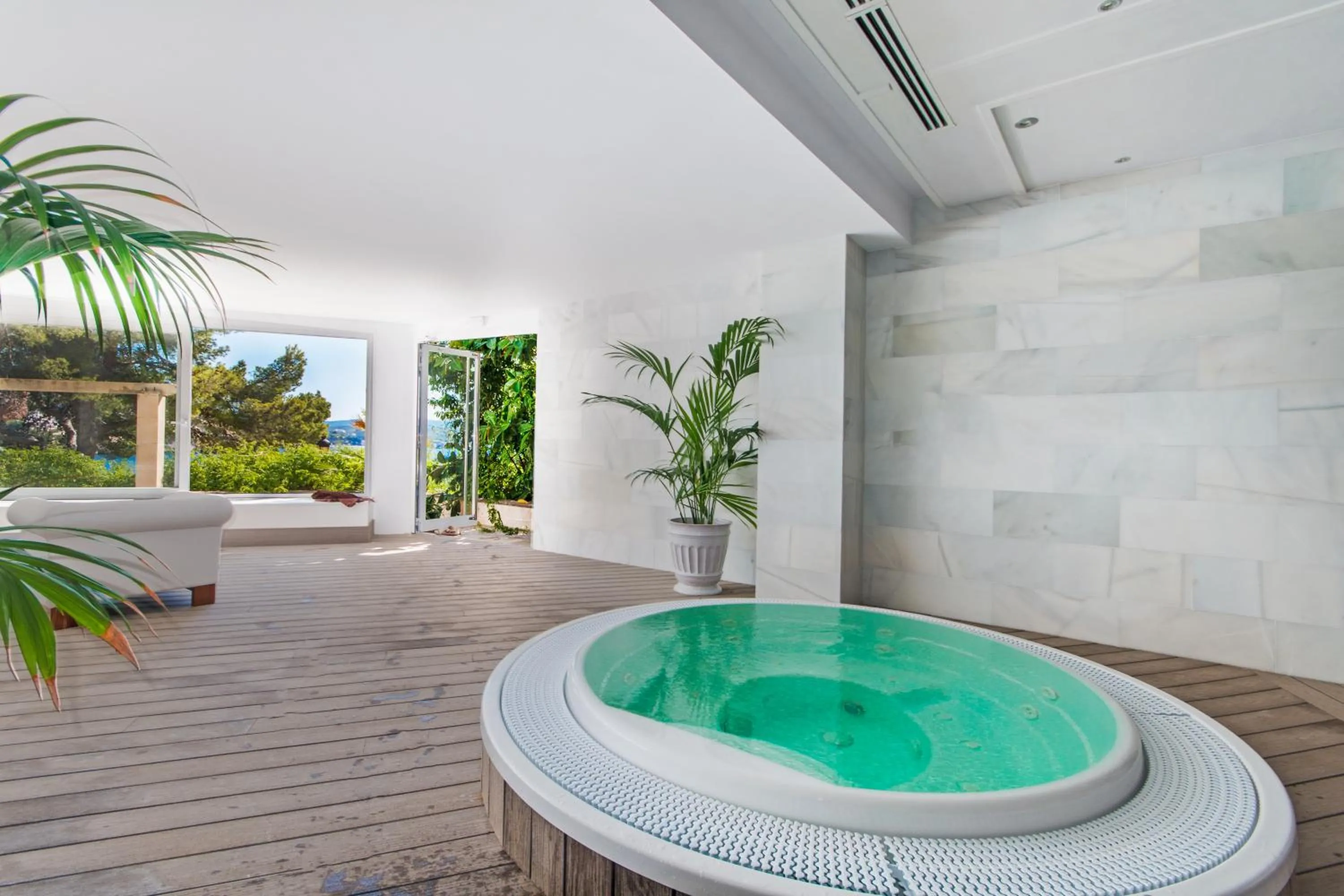 Hot Tub in Hotel Coronado Thalasso & Spa