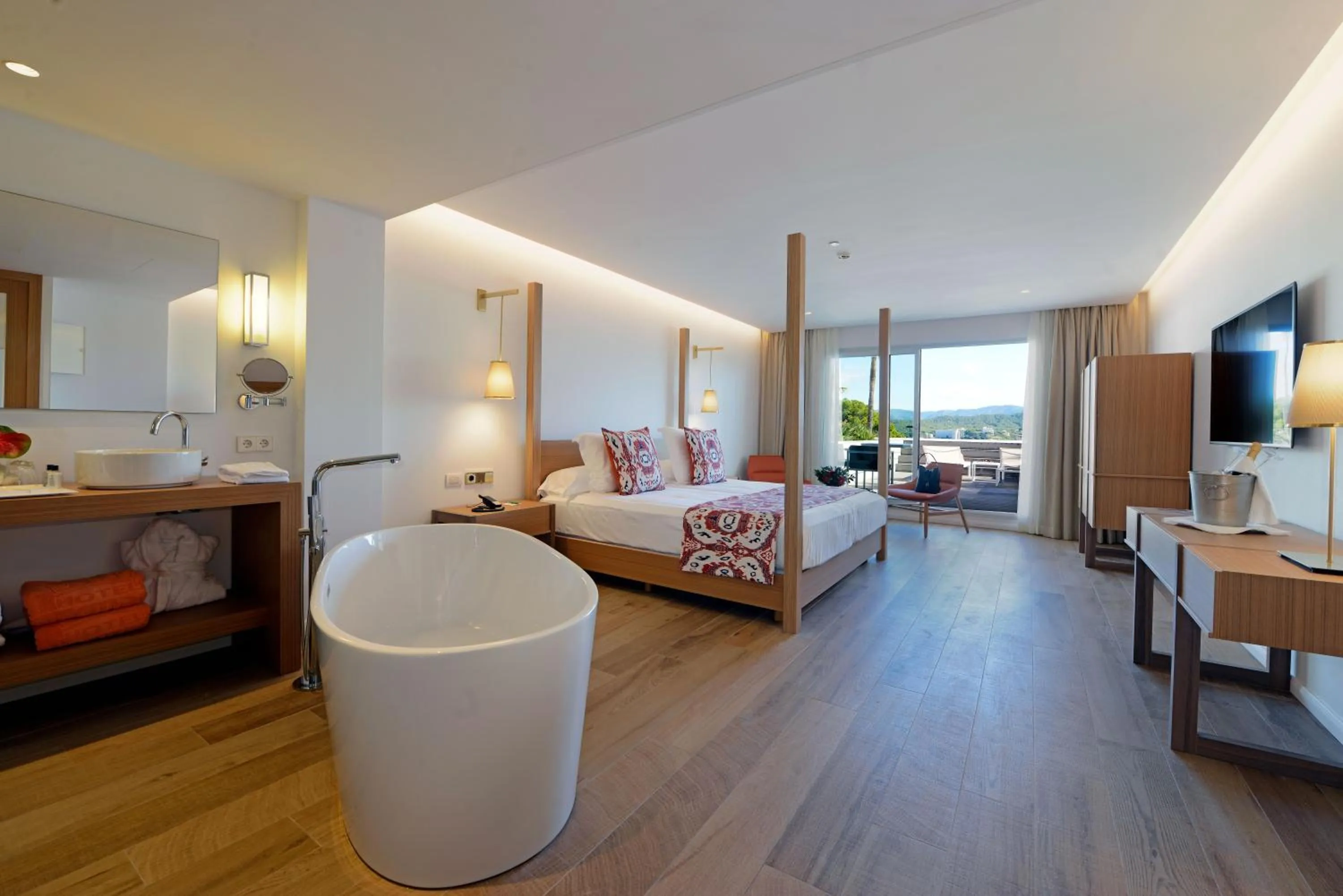 Photo of the whole room, Bed in Hotel Coronado Thalasso & Spa