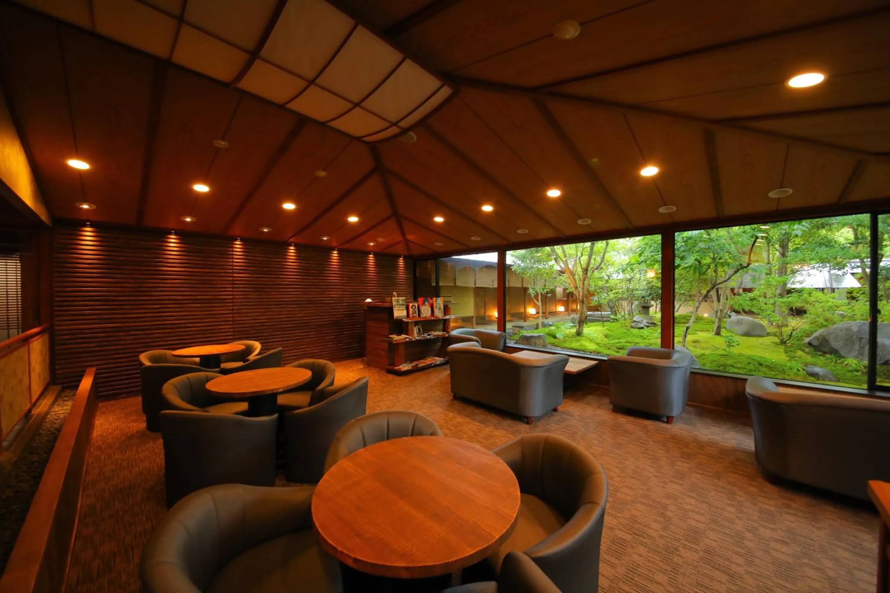 Communal lounge/ TV room in Yakakutei