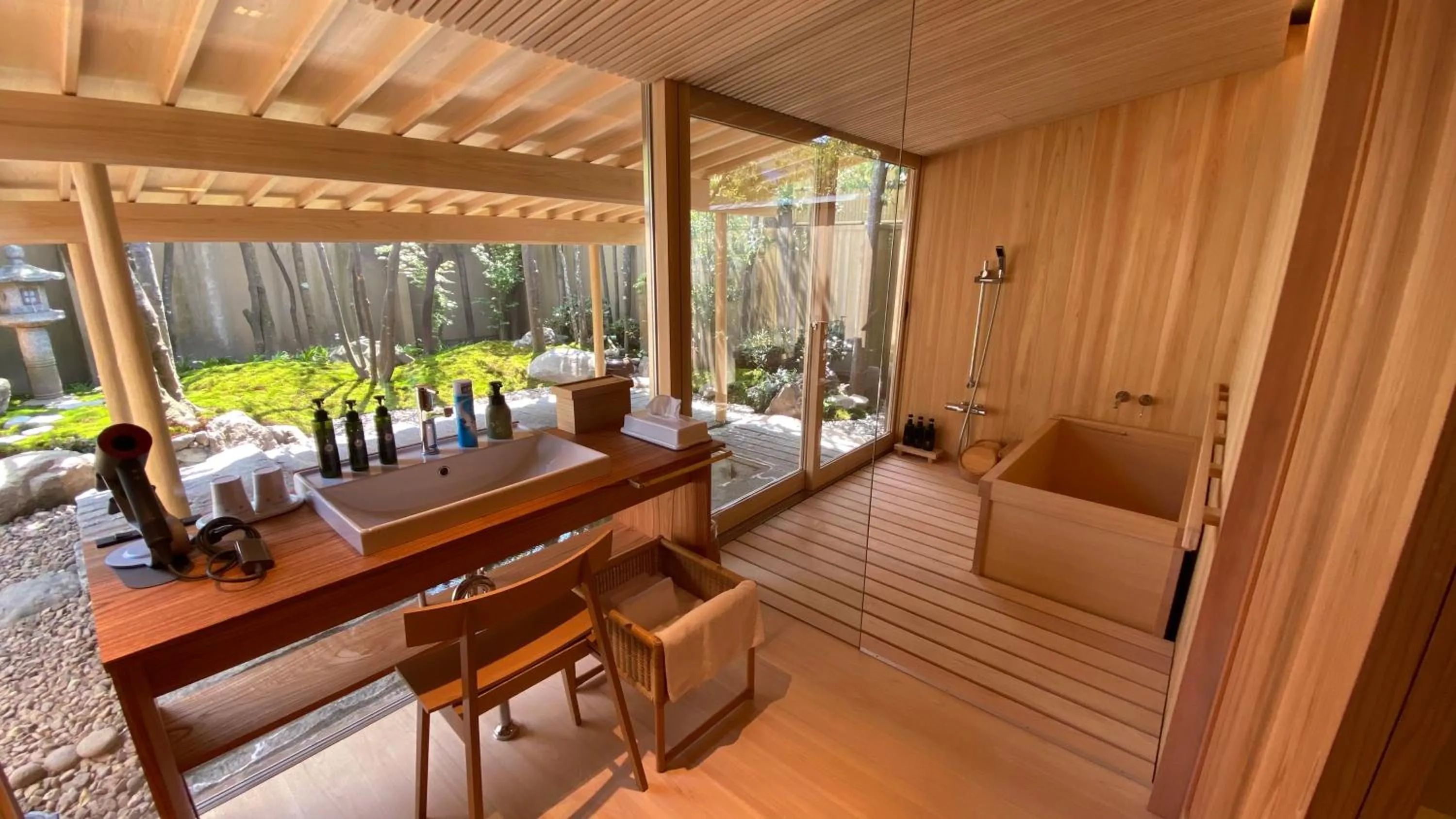 Hot Spring Bath in Yakakutei