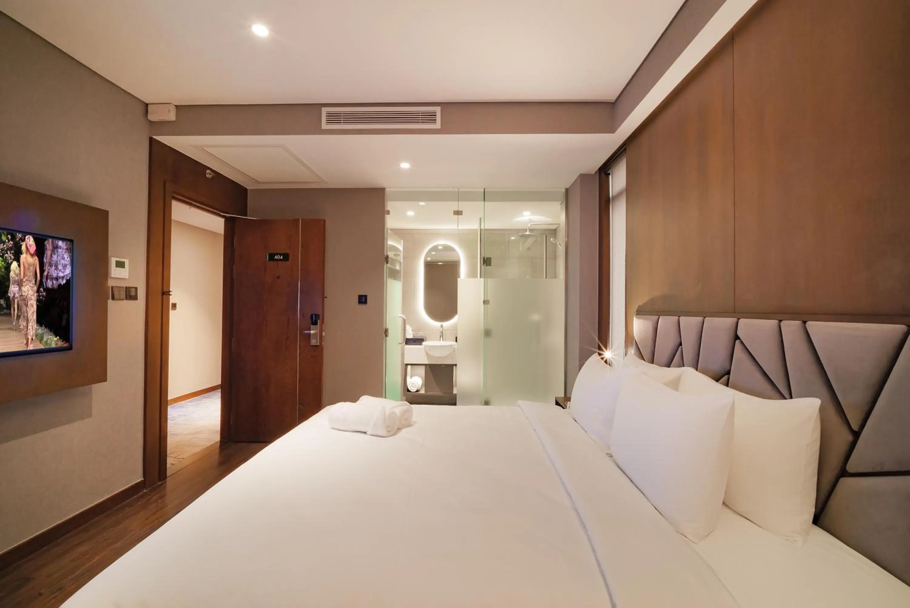 Bedroom, Bed in Nhat Ha Lavish Hotel