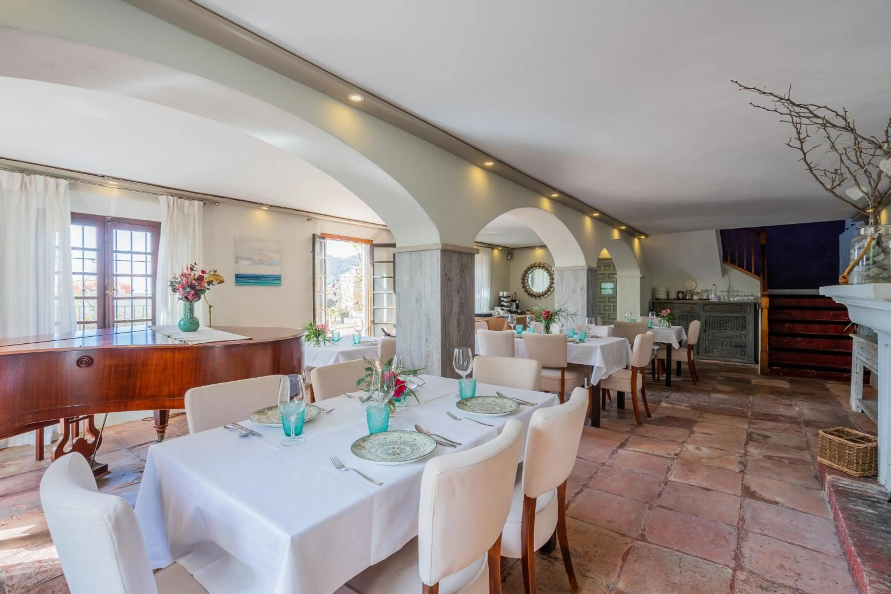 Restaurant/places to eat in La Tartana Hotel Boutique