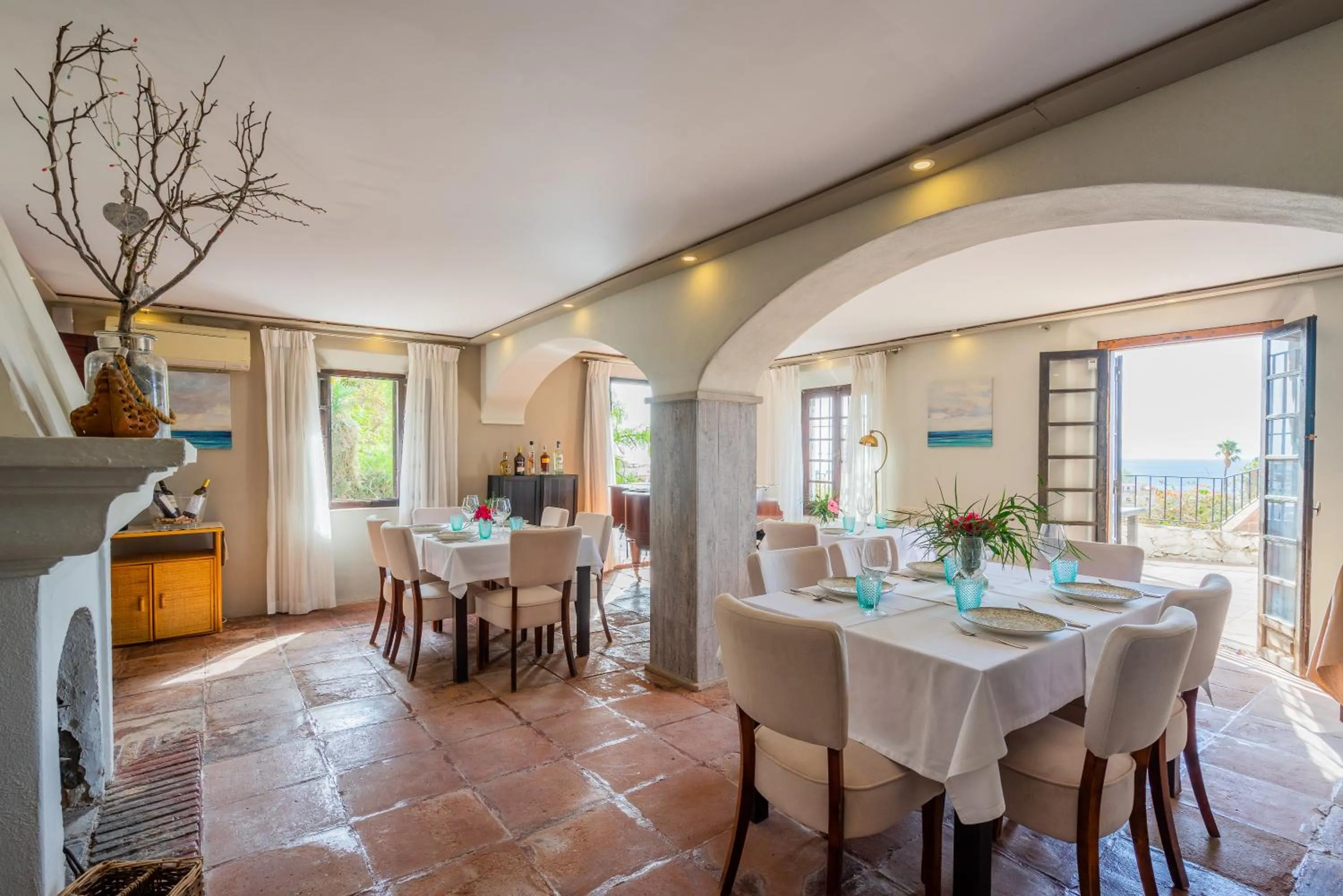 Restaurant/places to eat in La Tartana Hotel Boutique