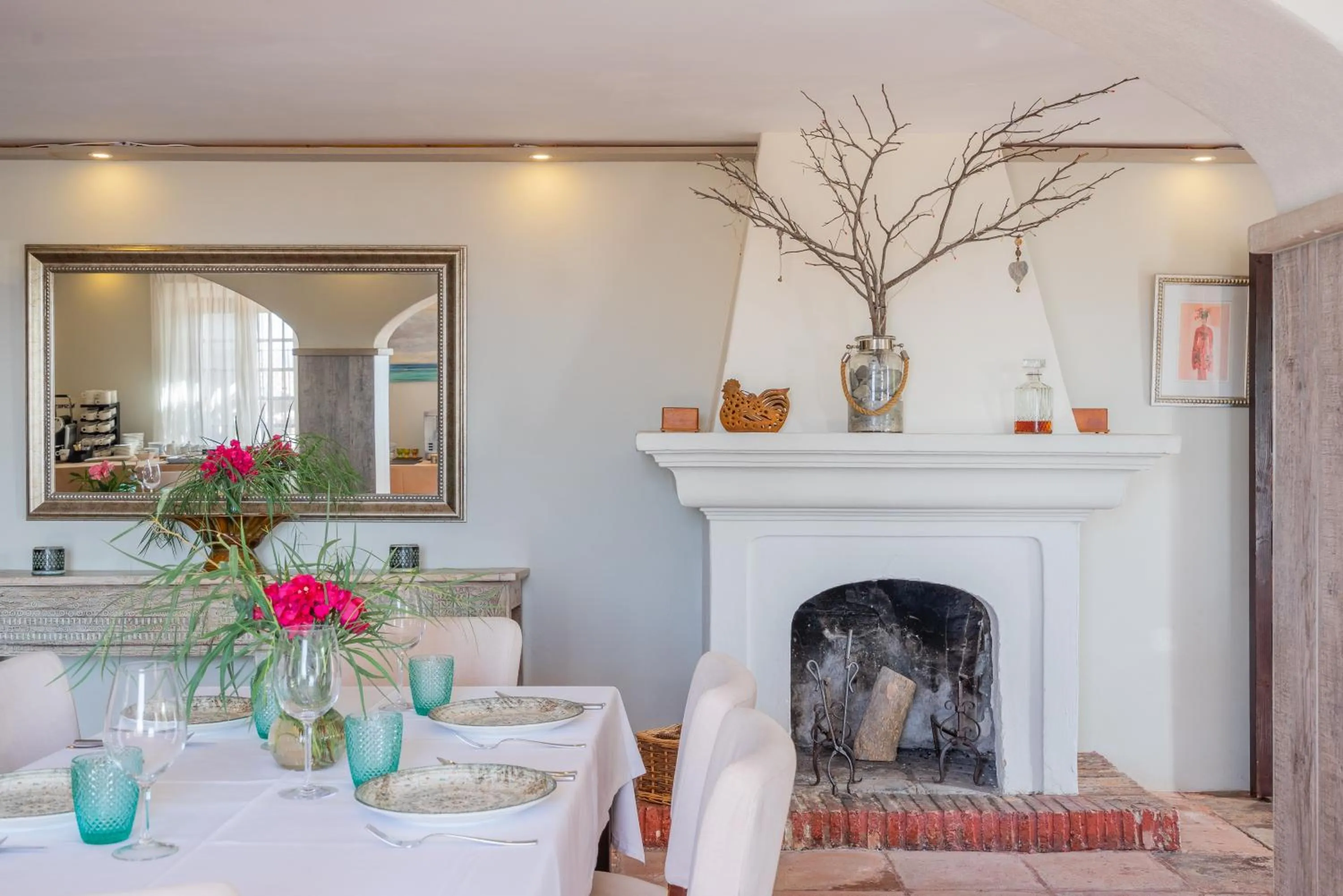 Restaurant/places to eat in La Tartana Hotel Boutique