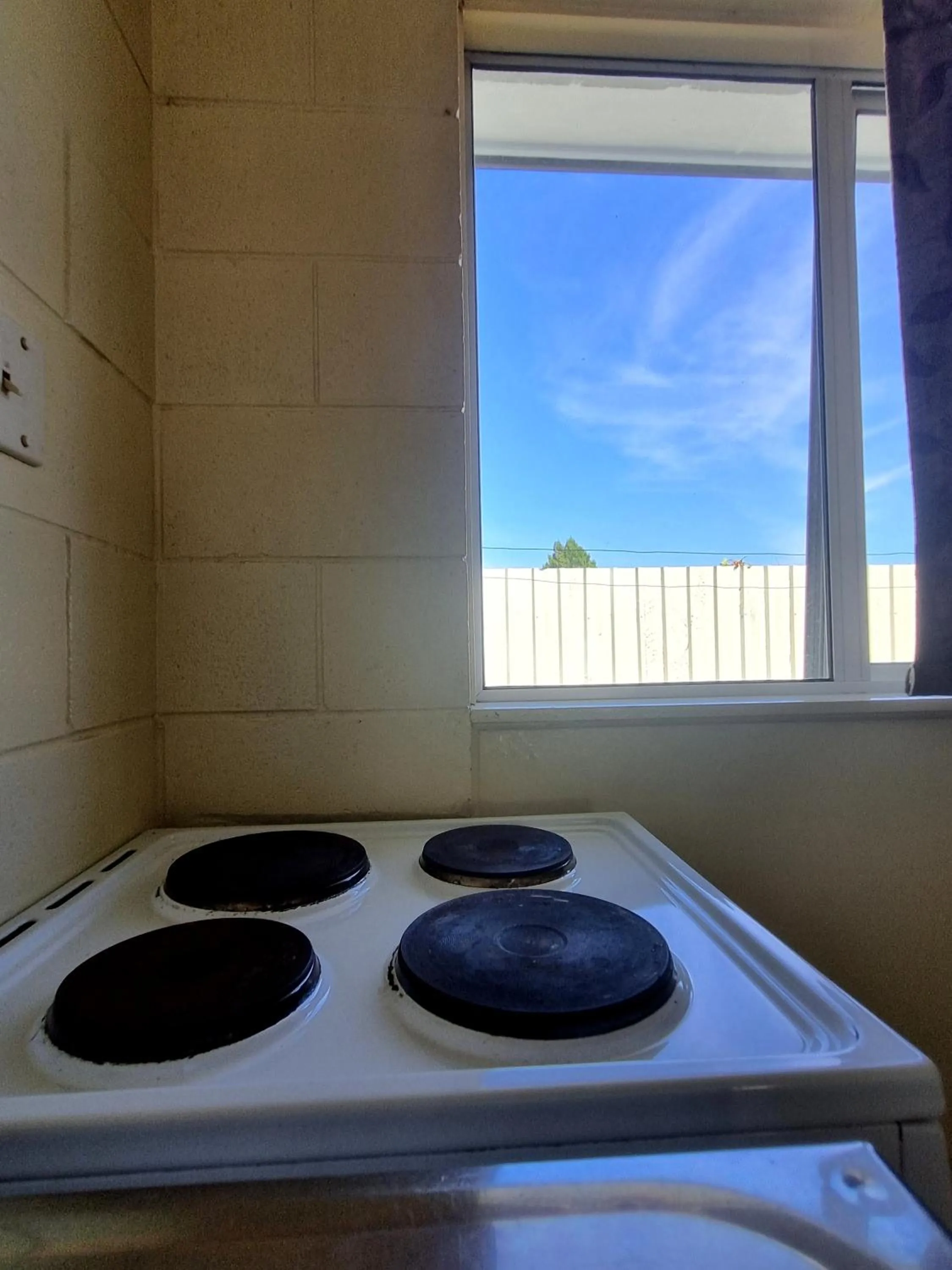 stove in Cedar Lodge Motel Hamilton