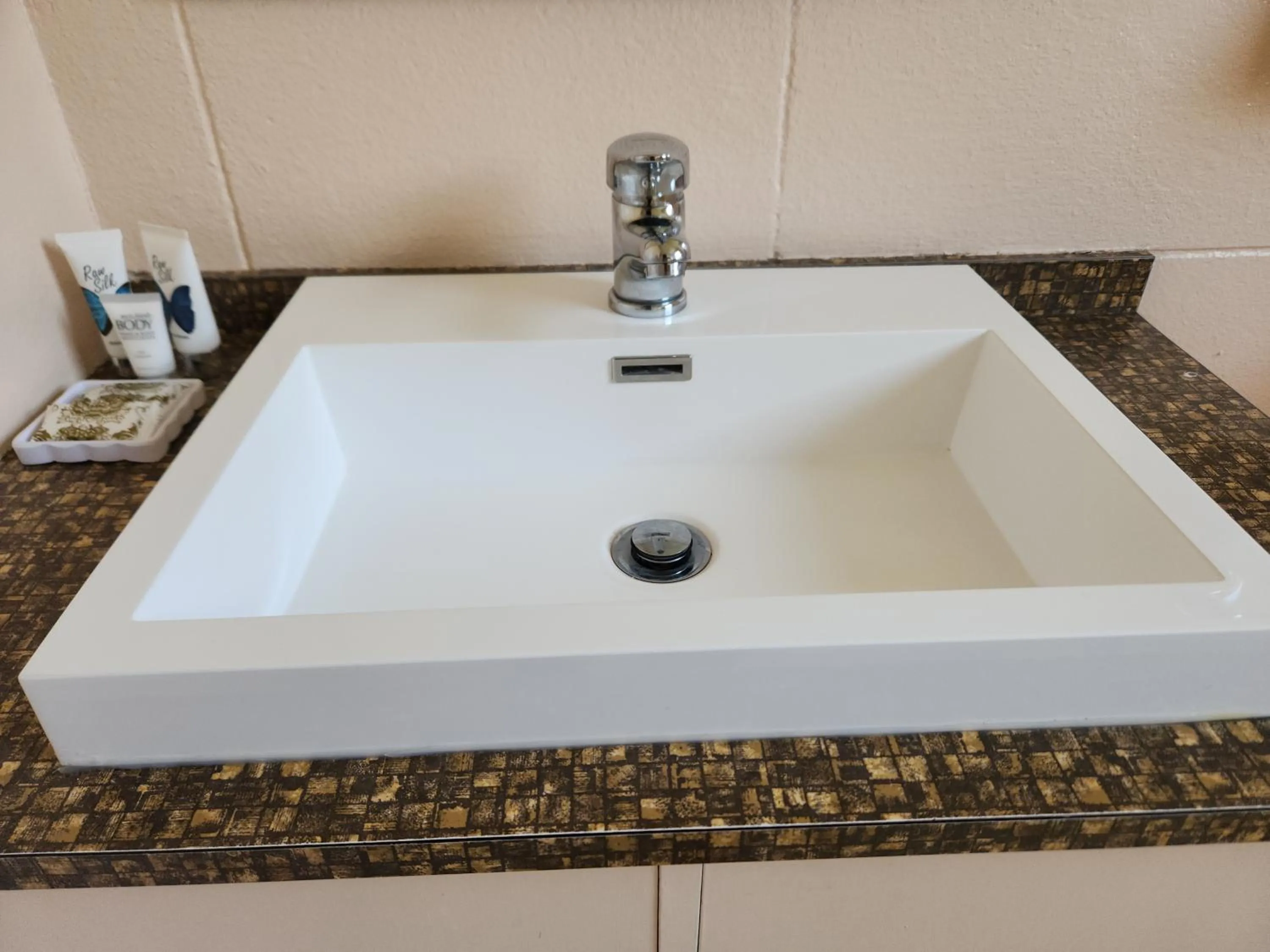 Bathroom in Cedar Lodge Motel Hamilton