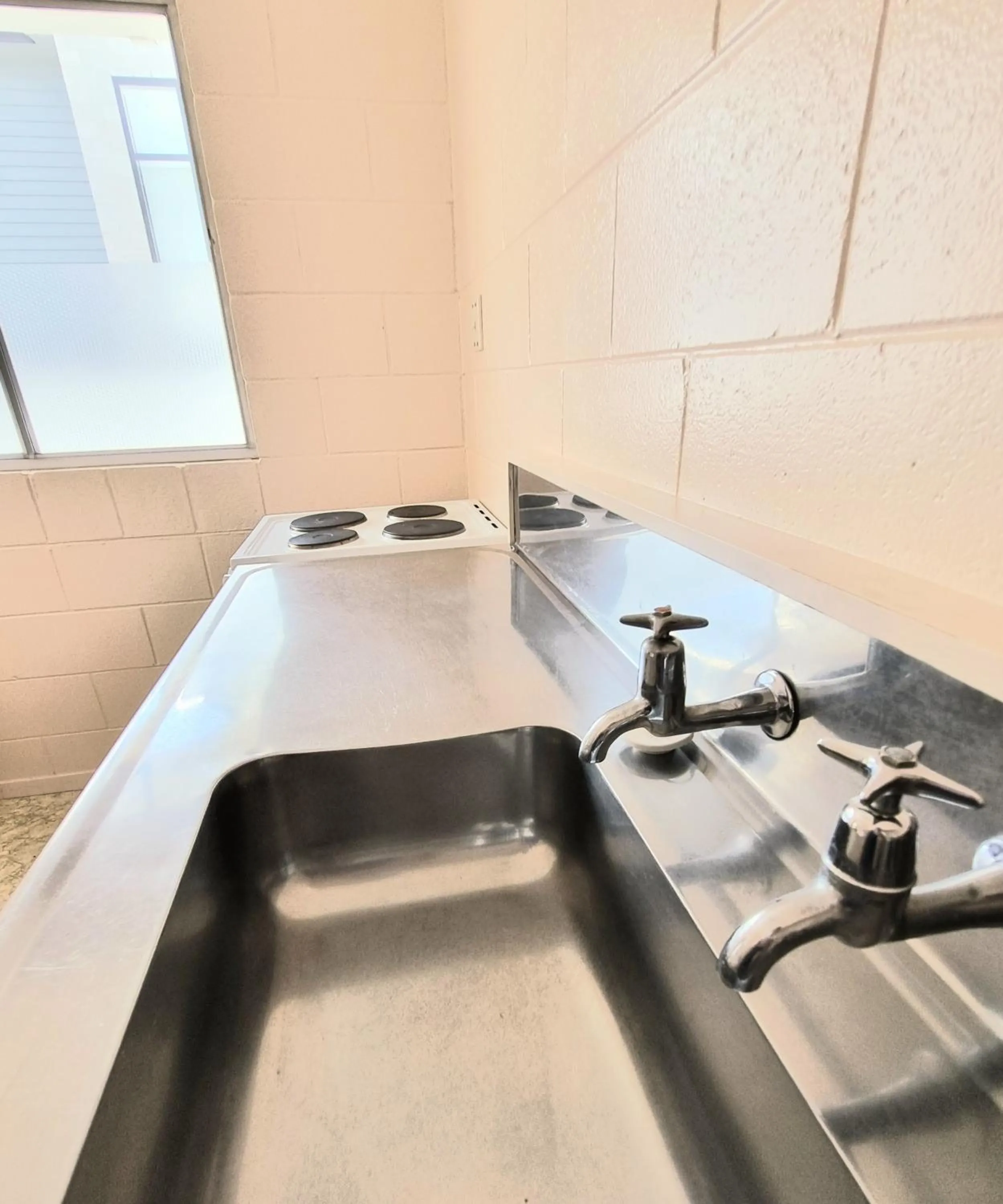 stove in Cedar Lodge Motel Hamilton