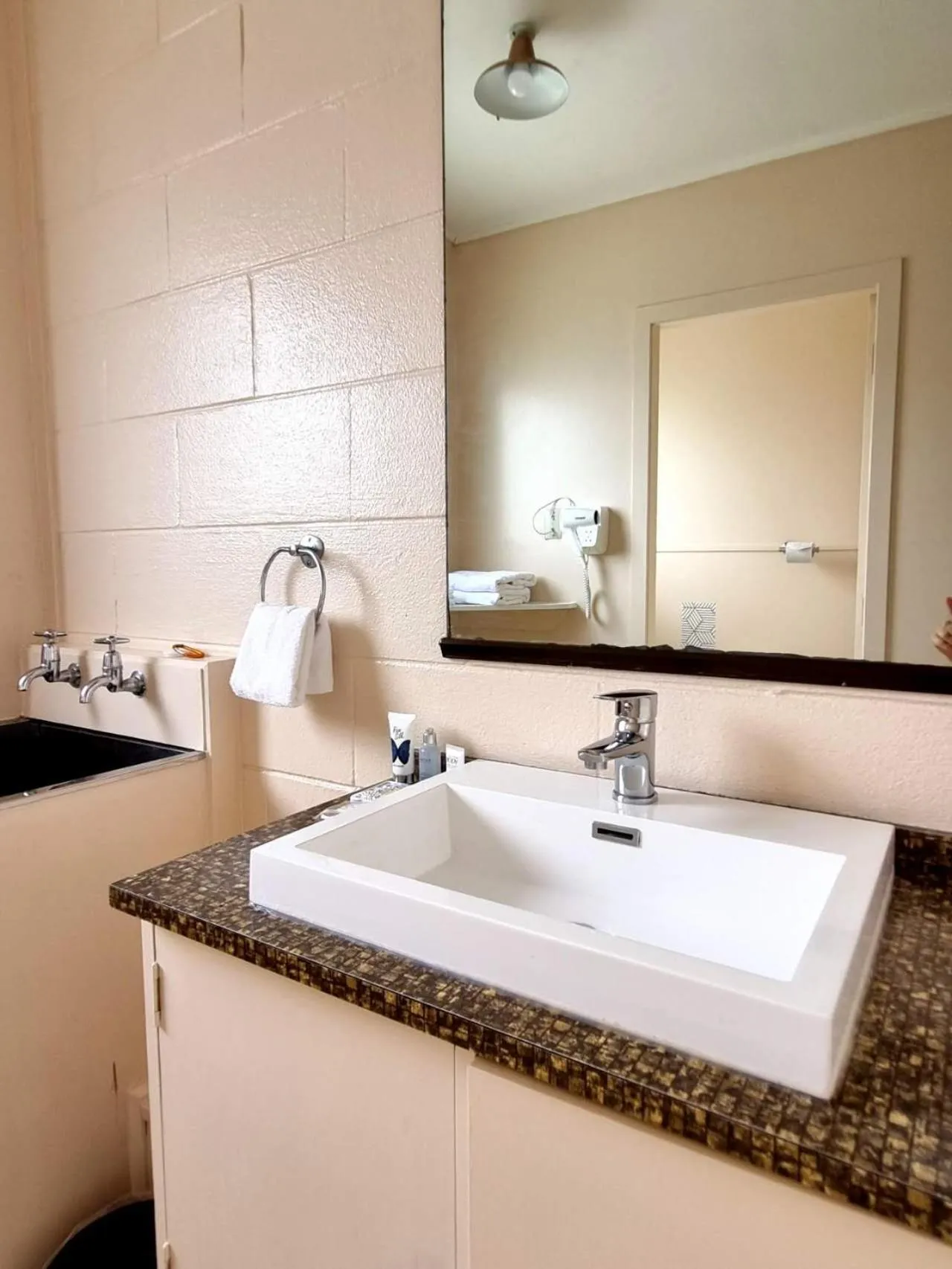 Bathroom in Cedar Lodge Motel Hamilton