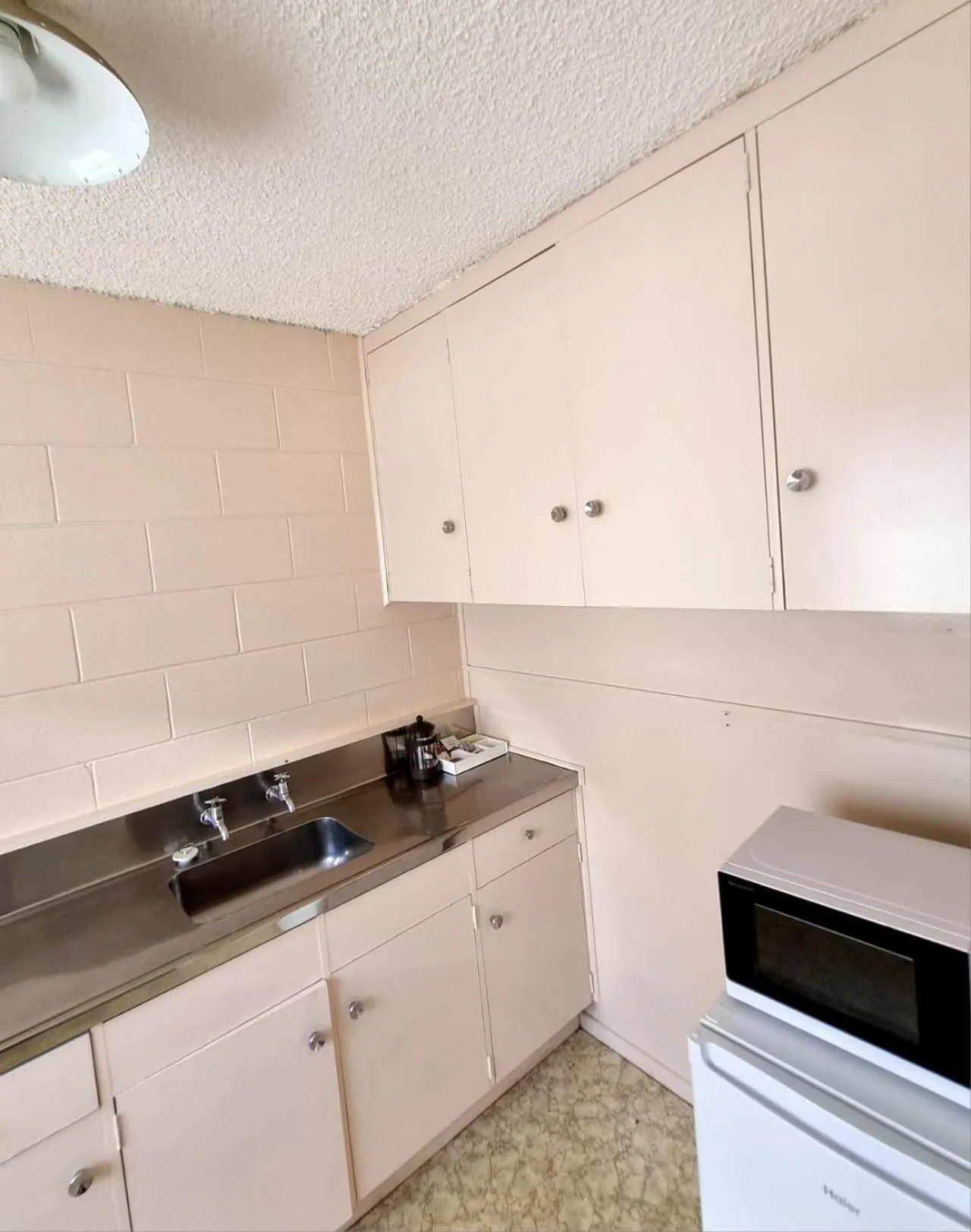 kitchen in Cedar Lodge Motel Hamilton