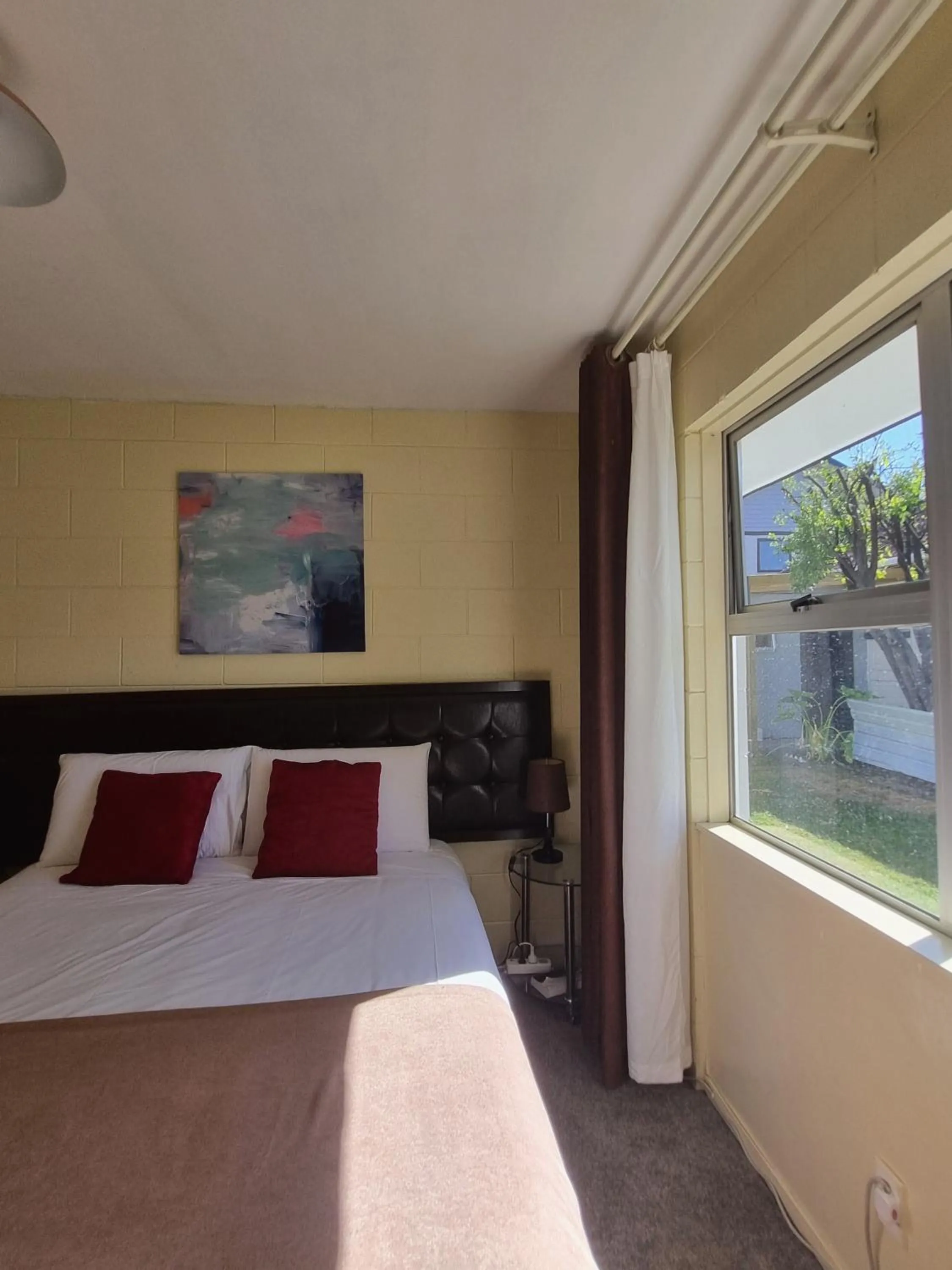 Bedroom, Bed in Cedar Lodge Motel Hamilton