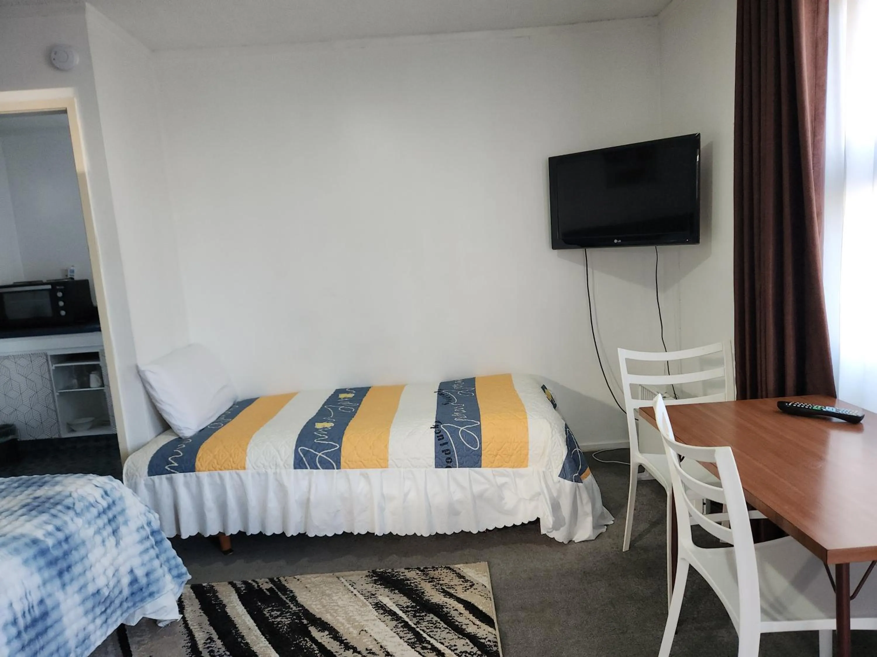 Bedroom, Bed in Cedar Lodge Motel Hamilton