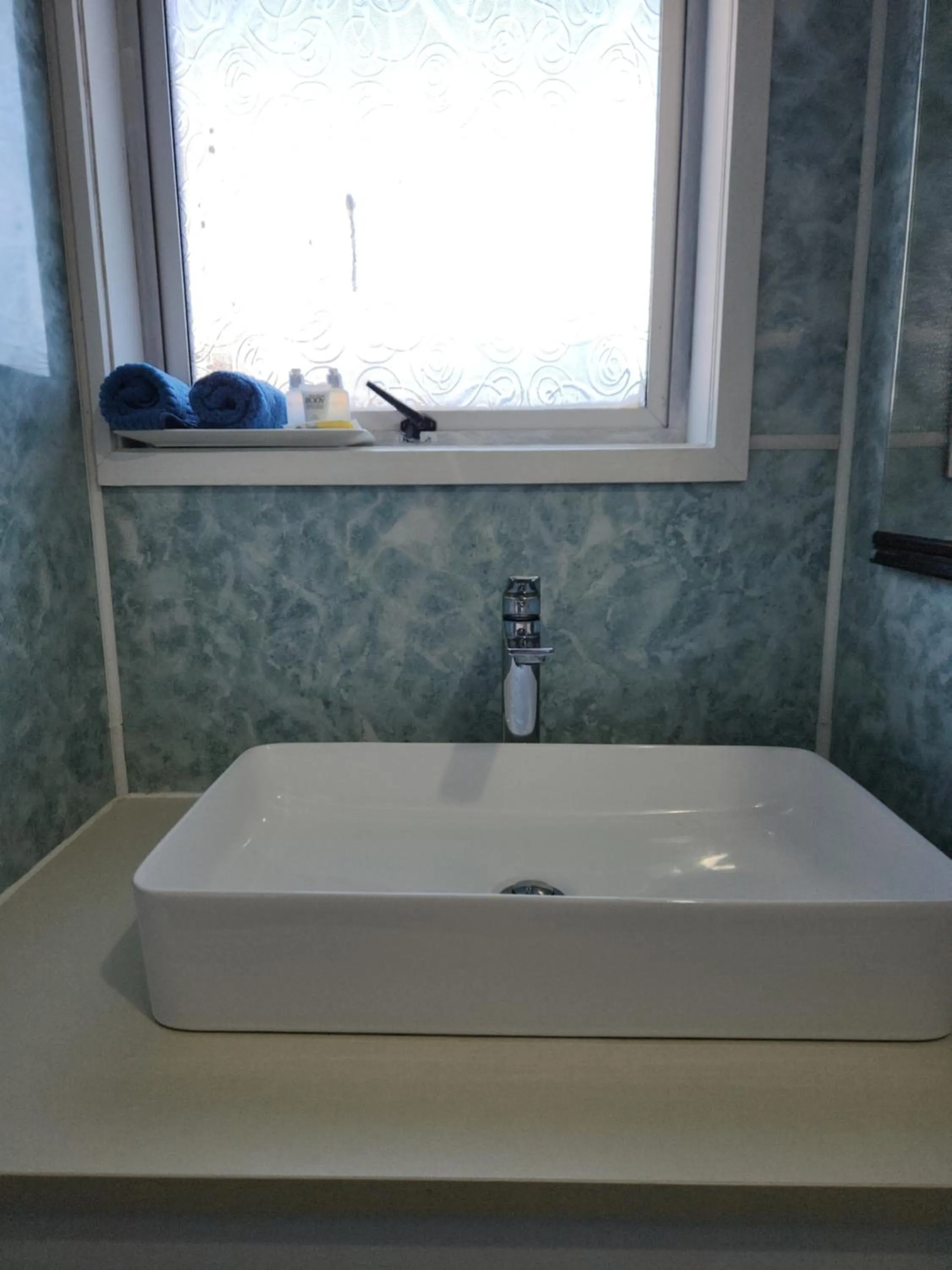 Bathroom in Cedar Lodge Motel Hamilton