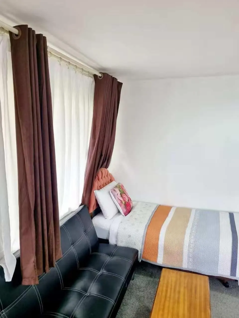 Living room, Bed in Cedar Lodge Motel Hamilton