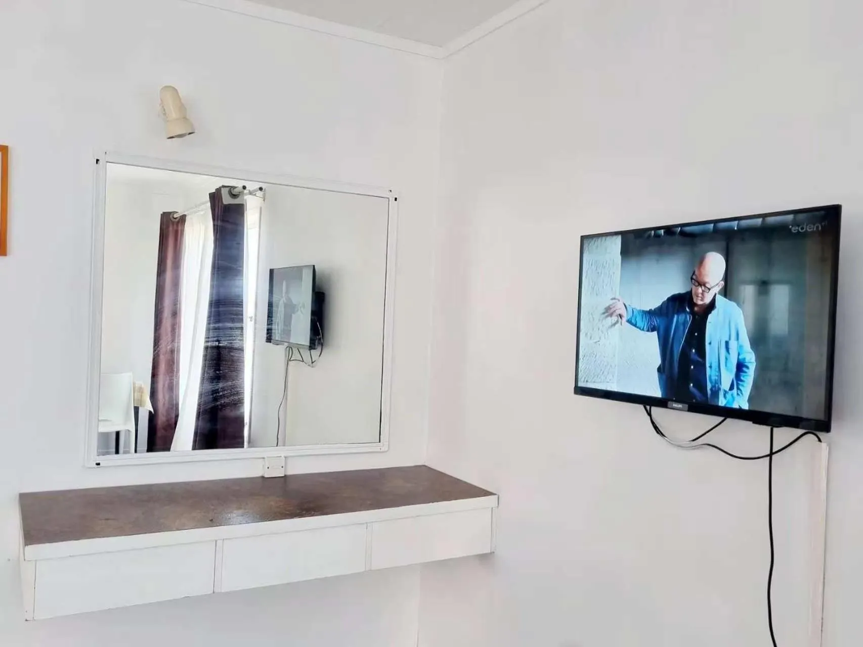 TV and multimedia in Cedar Lodge Motel Hamilton