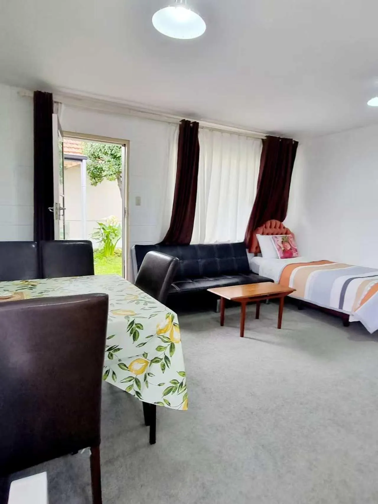 Living room, Bed in Cedar Lodge Motel Hamilton