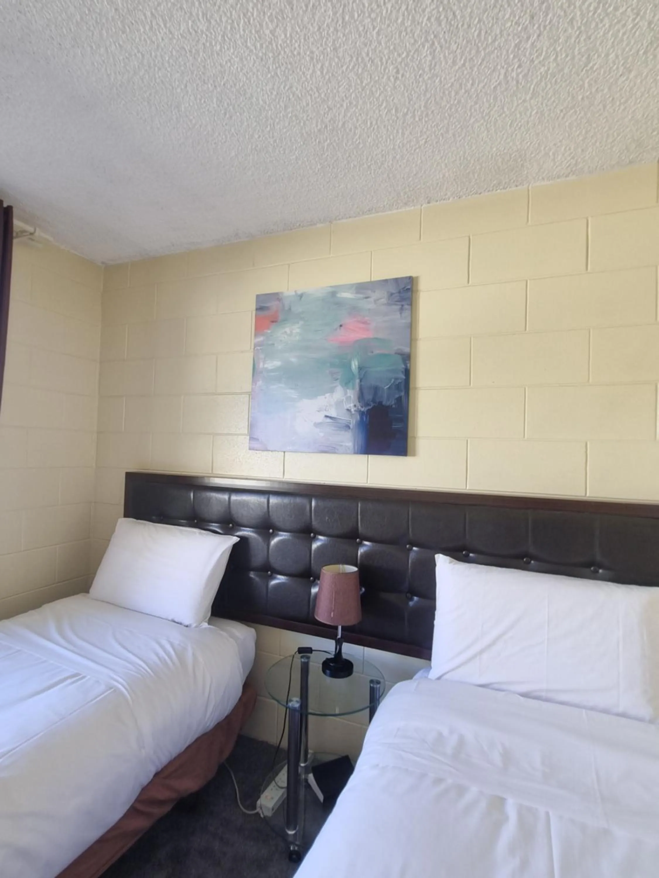 Bedroom, Bed in Cedar Lodge Motel Hamilton