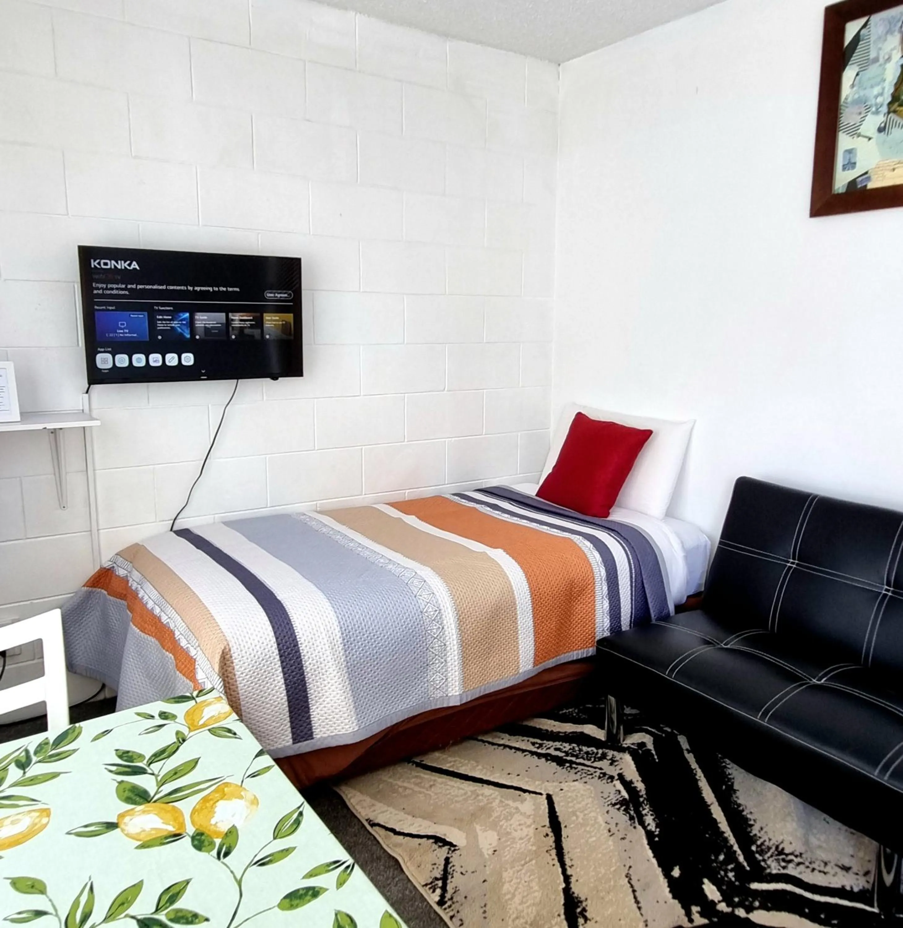 TV and multimedia, Bed in Cedar Lodge Motel Hamilton