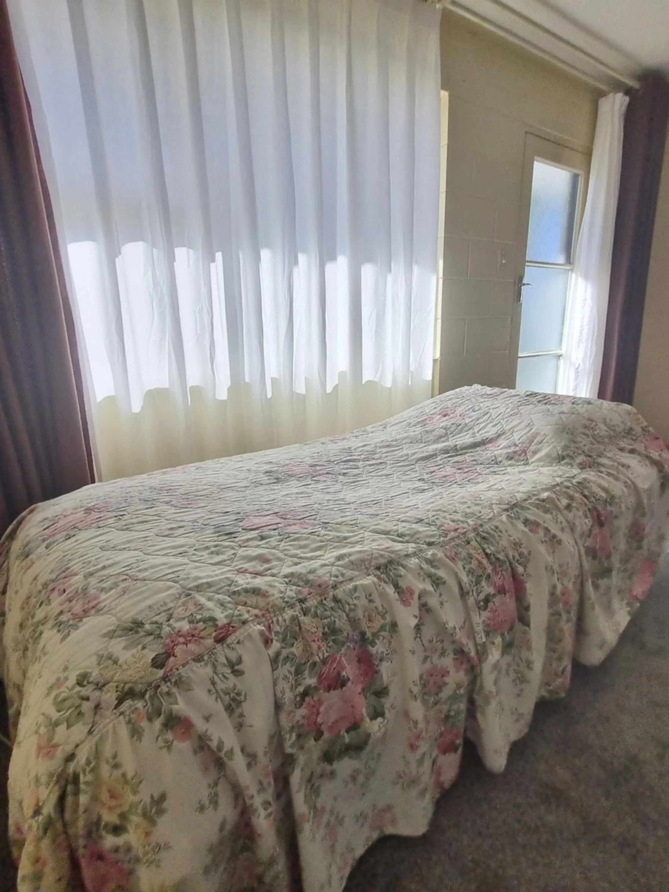 Bed in Cedar Lodge Motel Hamilton