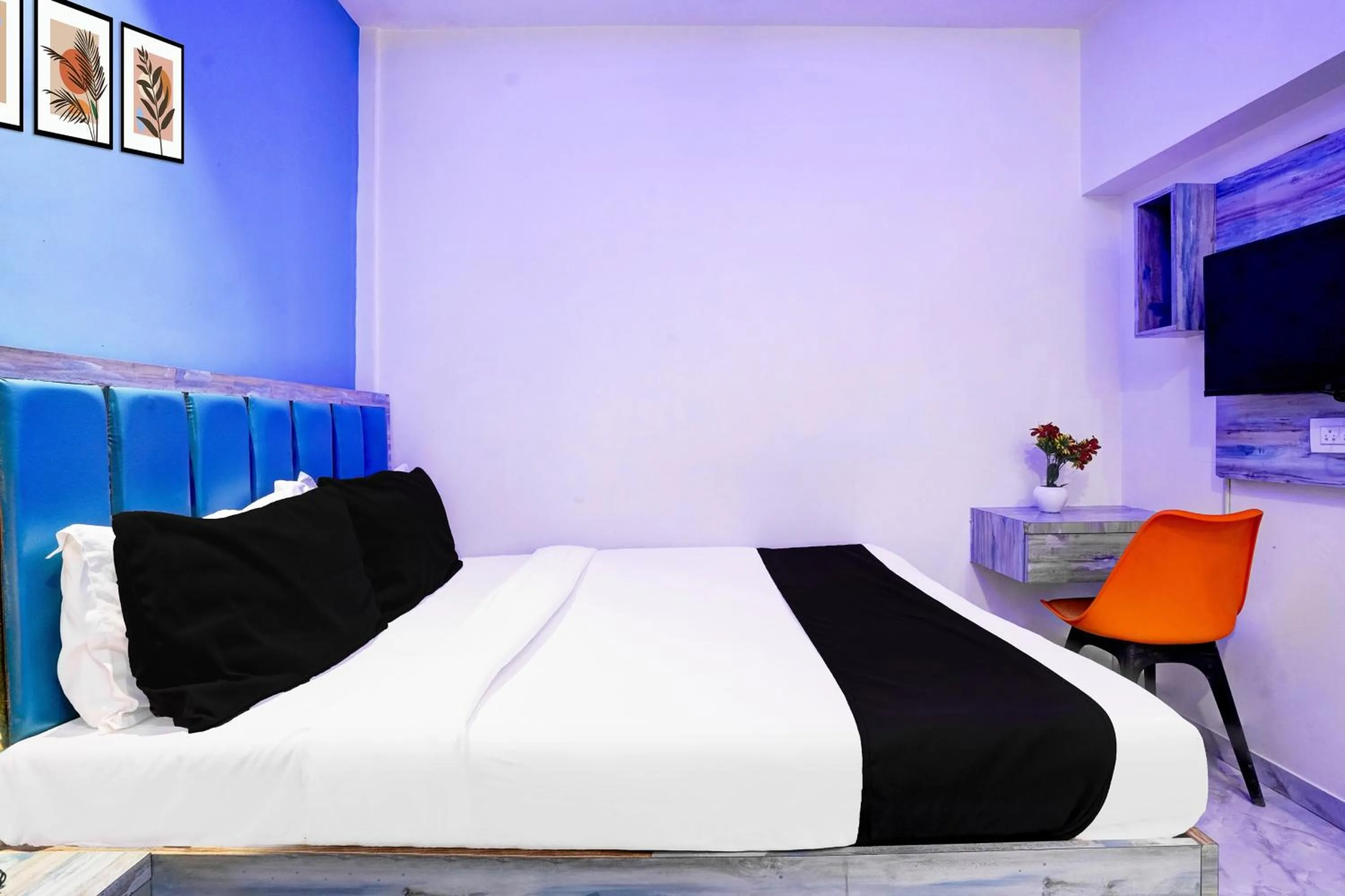 Bedroom, Bed in Collection O Goregaon Near Film City Formerly Cupid