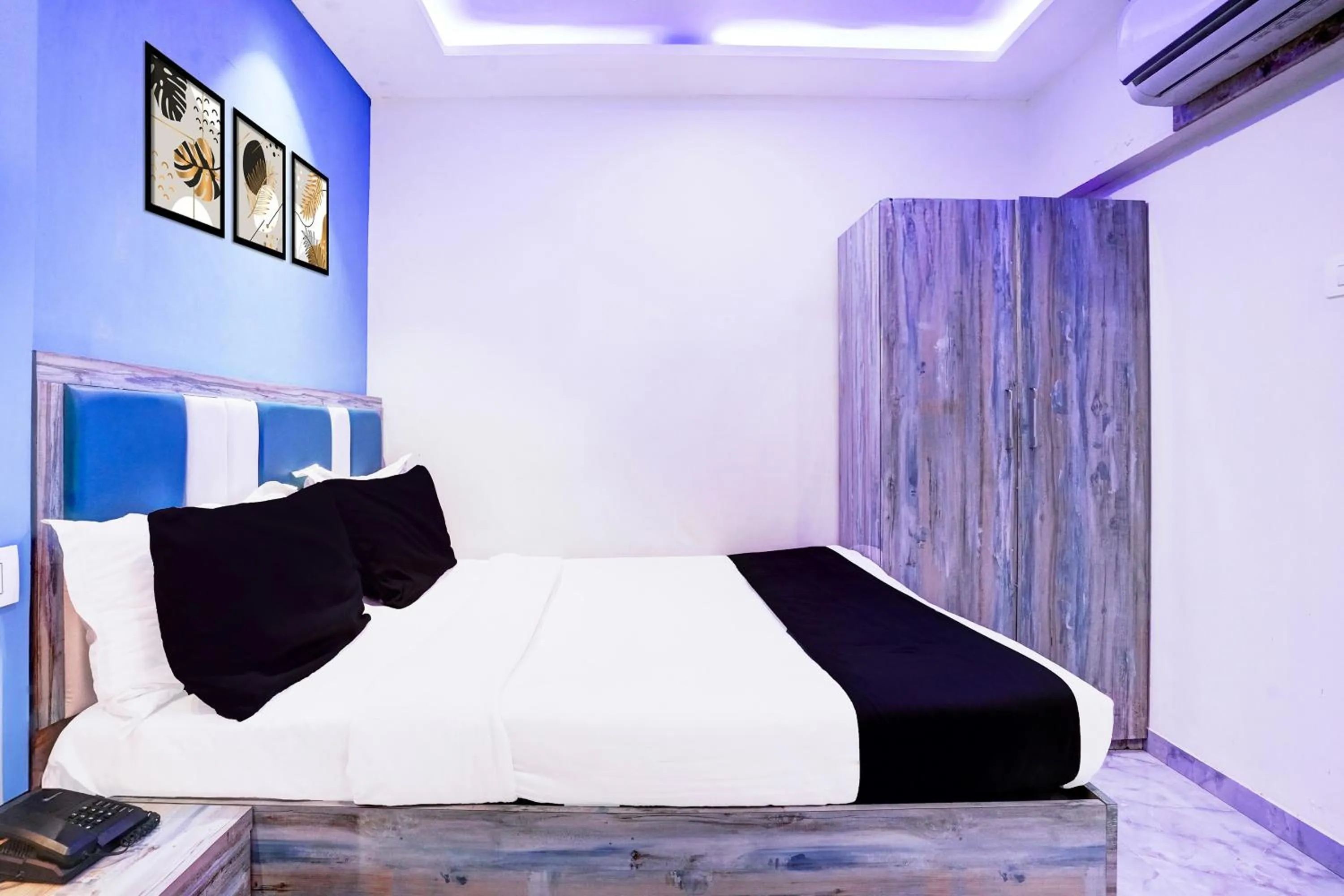 Bedroom, Bed in Collection O Goregaon Near Film City Formerly Cupid