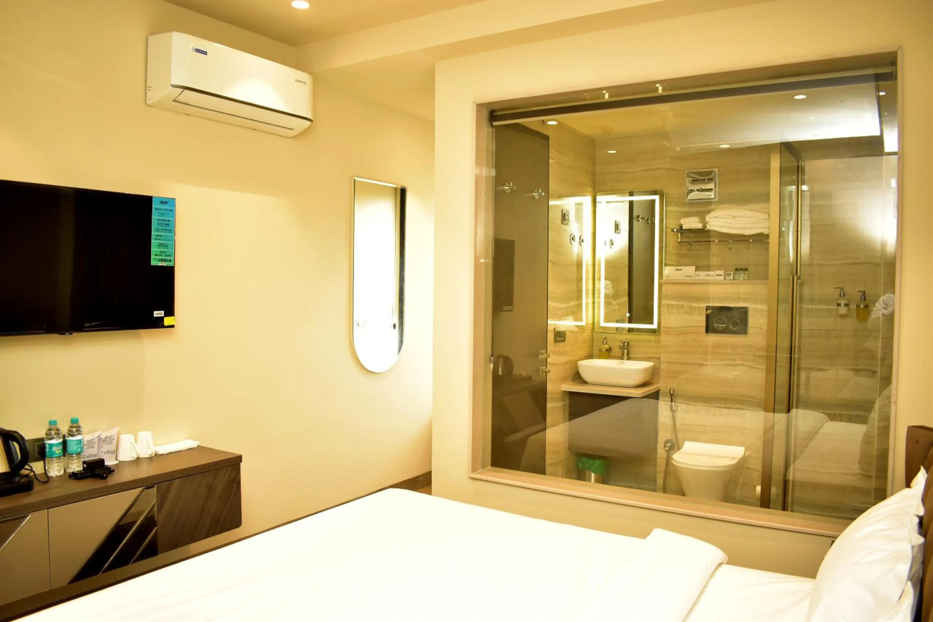 Shower, Bed in Qotel Signature Coleman Janakpuri