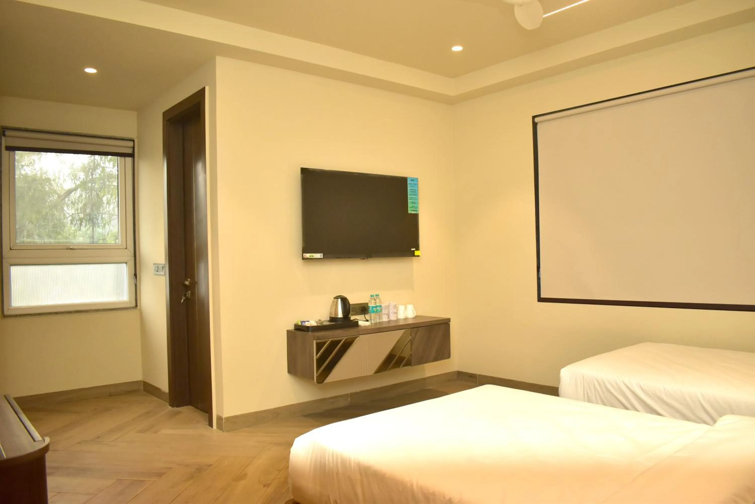Communal lounge/ TV room, Bed in Qotel Signature Coleman Janakpuri